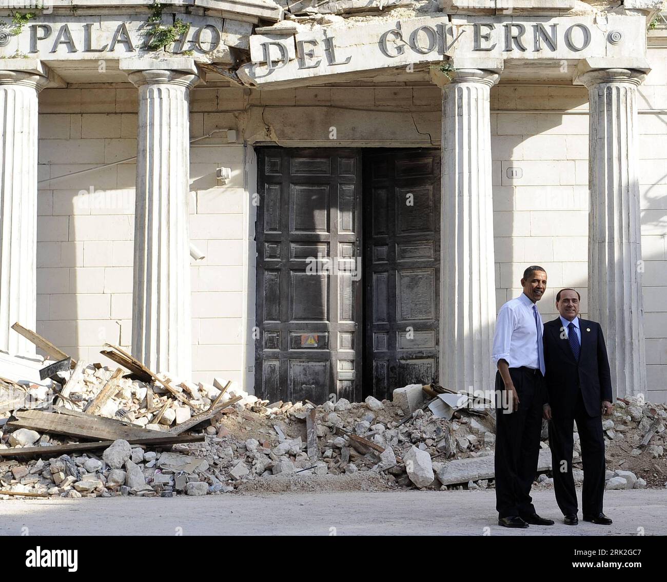 Bildnummer: 53186710  Datum: 09.07.2009  Copyright: imago/Xinhua (090709) -- L AQUILA, July 9, 2009 (Xinhua) -- Italian Prime Minister Silvio Berlusconi (R) and US President Barack Obama visit the historical center of L Aquila destroyed by the earthquake on April 6 in L Aquila, Italy, July 8, 2009, first day of the G8 Summit.     (Xinhua/Pool) (msq) (3)ITALY-L AQUILA-G8-OBAMA-QUAKE-VISIT  PUBLICATIONxNOTxINxCHN  premiumd People Politik Erdbeben g8 Gipfel Kbdig xdp  2009 quer Highlight o0 G 8, Laquila, USA    Bildnummer 53186710 Date 09 07 2009 Copyright Imago XINHUA 090709 l Aquila July 9 2009 Stock Photo