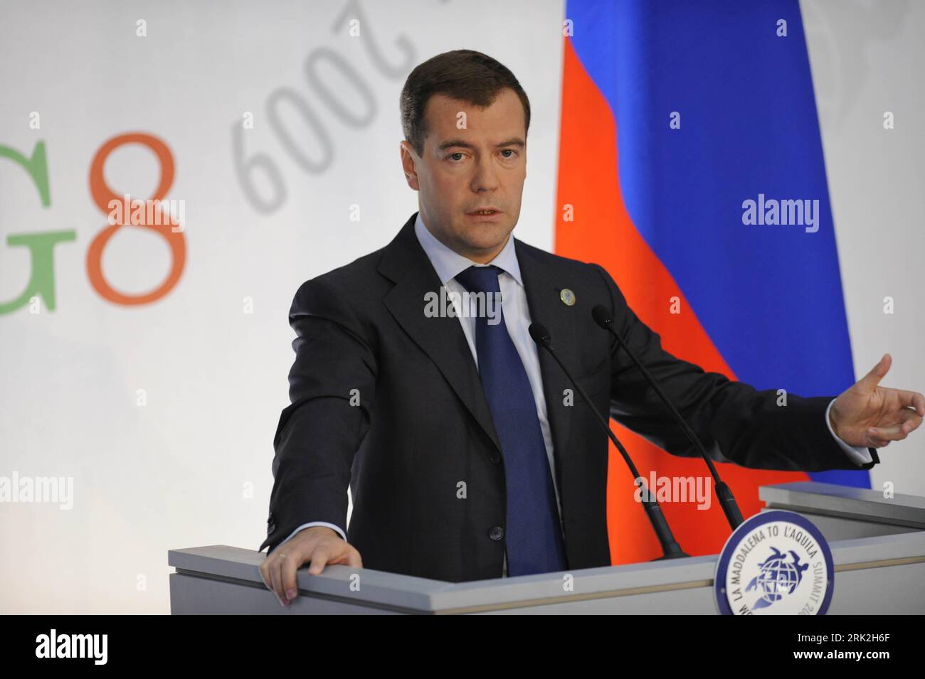 Bildnummer: 53191329  Datum: 10.07.2009  Copyright: imago/Xinhua (090710) -- L AQUILA, July 10, 2009 (Xinhua) -- Russia s President Dimitry Medvedev speaks at a press conference after the Group of Eight (G8) summit in L Aquila, central Italy, July 10, 2009. The three-day G8 summit and its related meetings ended here on Friday. (Xinhua/Zeng Yi) (msq) (5)ITALY-L AQUILA-G8 SUMMIT-END  PUBLICATIONxNOTxINxCHN  People Politik G8 Gipfel premiumd kbdig xub  2009 quer Highlight o0 G 8, Laquila    Bildnummer 53191329 Date 10 07 2009 Copyright Imago XINHUA 090710 l Aquila July 10 2009 XINHUA Russia S Pre Stock Photo