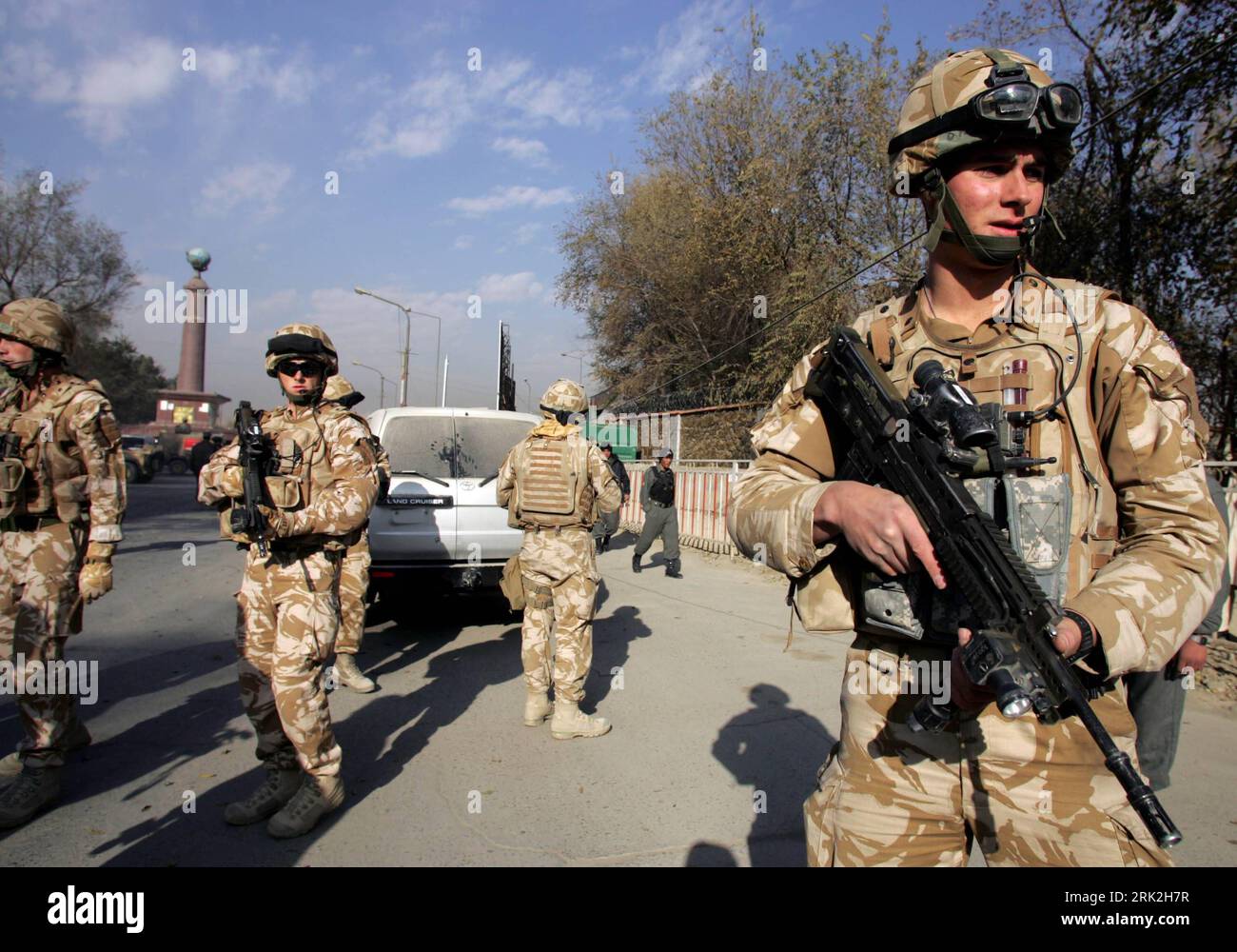 Bildnummer: 53194287  Datum: 12.07.2009  Copyright: imago/Xinhua (090712) -- KABUL, July 12, 2009 (Xinhua) -- In this undated file photo British soldiers stand on alert in Kabul, capital of Afghanistan. Four soldiers of the NATO-led International Security Assistance Force (ISAF) were killed as a result of improvised explosive device (IED) strikes from insurgents that occurred on July 11 in southern Afghanistan, a press release of the alliance said Sunday. (Xinhua/Zabi Tamanna) (zj) AFGHANISTAN-KABUL-NATO-CASUALTIES  PUBLICATIONxNOTxINxCHN  Militär ISAF kbdig xcb  2009 quer  premiumd Soldat Asi Stock Photo