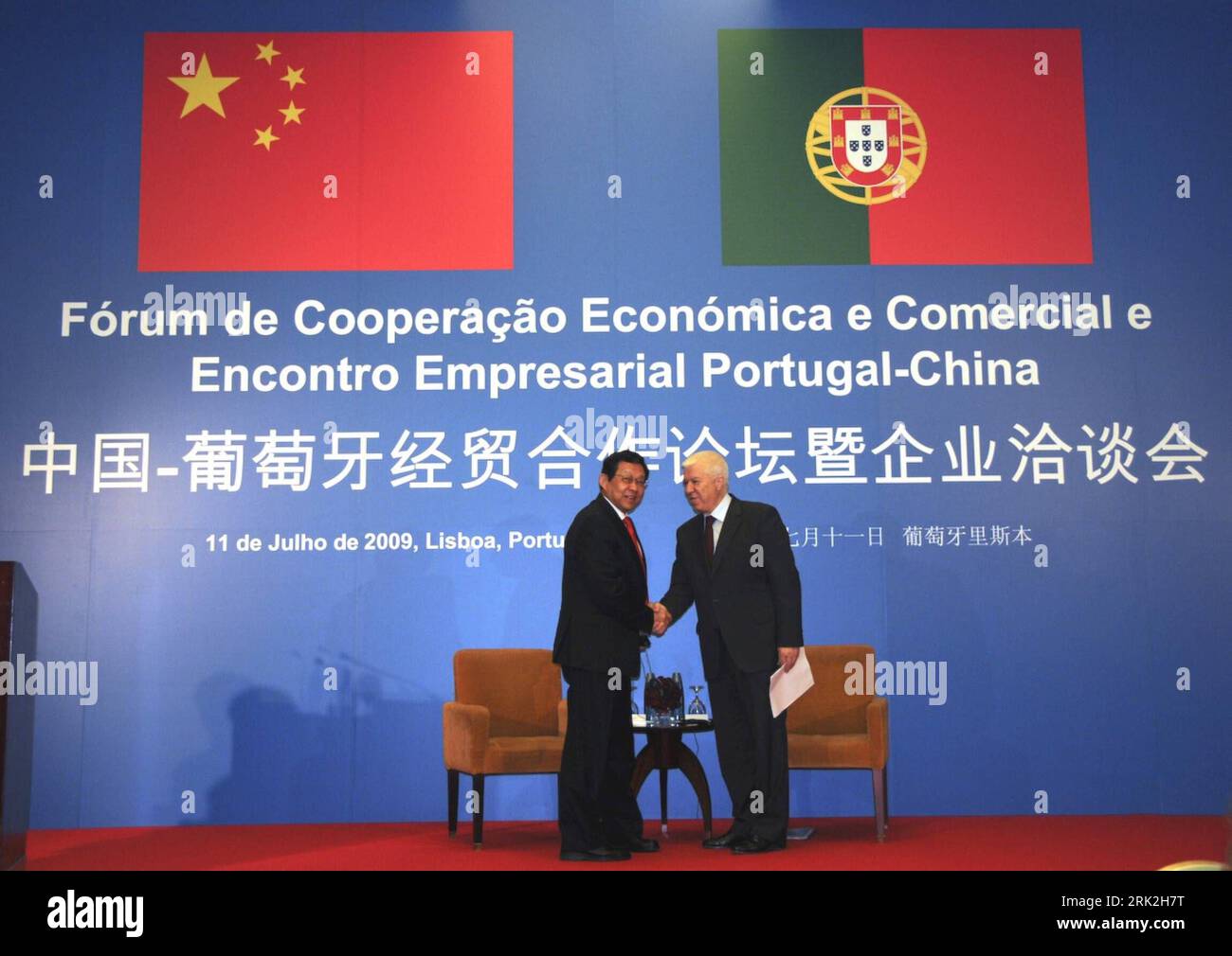 Bildnummer: 53193104  Datum: 11.07.2009  Copyright: imago/Xinhua (090712) -- LISBON, July 12, 2009 (Xinhua) -- Chinese Minister of Commerce Chen Deming (L) and Fernando Teixeira dos Santos, Portuguese Minister of State, Finance, Economy and Innovation, shake hands during the opening ceremony of a forum on the economic and trade cooperation between China and Portugal in Lisbon, Portugal, July 11, 2009. A Chinese trade investment promotion group visited Portugal Saturday.        (Xinhua/An Yongfeng)  (dzl) (3)PORTUGAL-CHINA-ECONOMIC AND TRADE COOPERATION-FORUM   Handelsforum, Wirtschaftsminister Stock Photo