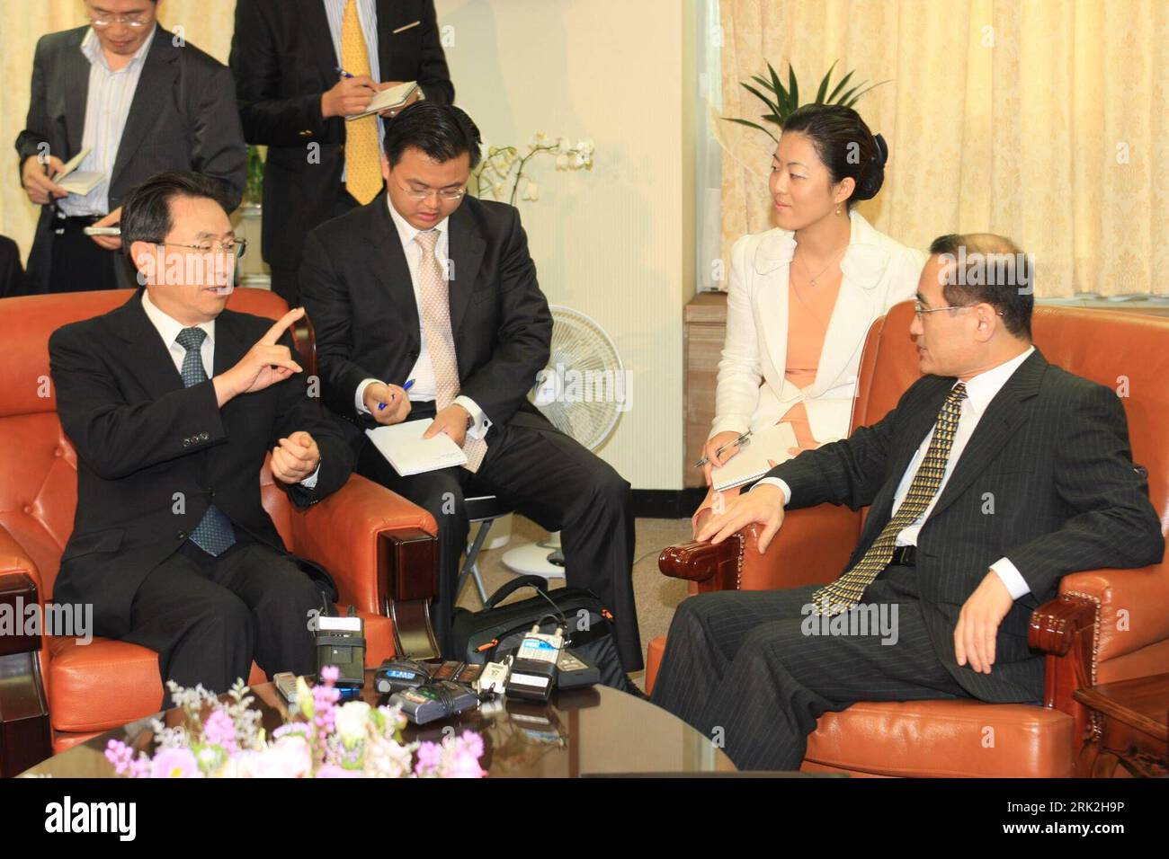 Bildnummer: 53194510  Datum: 13.07.2009  Copyright: imago/Xinhua (090713) -- SEOUL, July 13, 2009 (Xinhua) -- Visiting Chinese Vice Foreign Minister Wu Dawei (Front, L) talks with Wi Sung-lac (Front, R), South Korean special representative for Korean Peninsula peace and security affairs, during their meet in Seoul, capital of South Korea, on July 13, 2009.      (Xinhua/Ji Xinlong)  (lr) (2)SOUTH KOREA-SEOUL-WU DAWEI-WI SUNG-LAC-MEET  PUBLICATIONxNOTxINxCHN  People Politik premiumd kbdig xub  2009 quer Außenminister Pressetermin    Bildnummer 53194510 Date 13 07 2009 Copyright Imago XINHUA 0907 Stock Photo