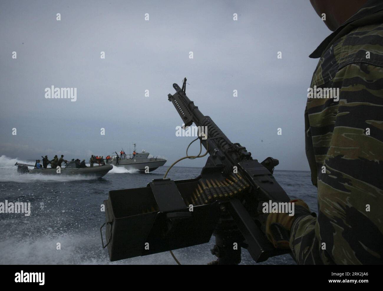 Bildnummer: 53210885  Datum: 18.07.2009  Copyright: imago/Xinhua (090718) -- BASILAN, July 18, 2009 (Xinhua) -- A Philippine marine patrols the coast off Basilan island in southern Philippines, July 18, 2009.  guns. (Xinhua) (zcq) (2)PHILIPPINES-BASILAN-MARINES  PUBLICATIONxNOTxINxCHN  Militaer kbdig xmk  2009 quer  o0 Geschütz, Waffe, Soldat    Bildnummer 53210885 Date 18 07 2009 Copyright Imago XINHUA 090718 Basilan July 18 2009 XINHUA a Philippine Navy Patrol The Coast off Basilan Iceland in Southern Philippines July 18 2009 Guns XINHUA zcq 2 Philippines Basilan Marines PUBLICATIONxNOTxINxC Stock Photo