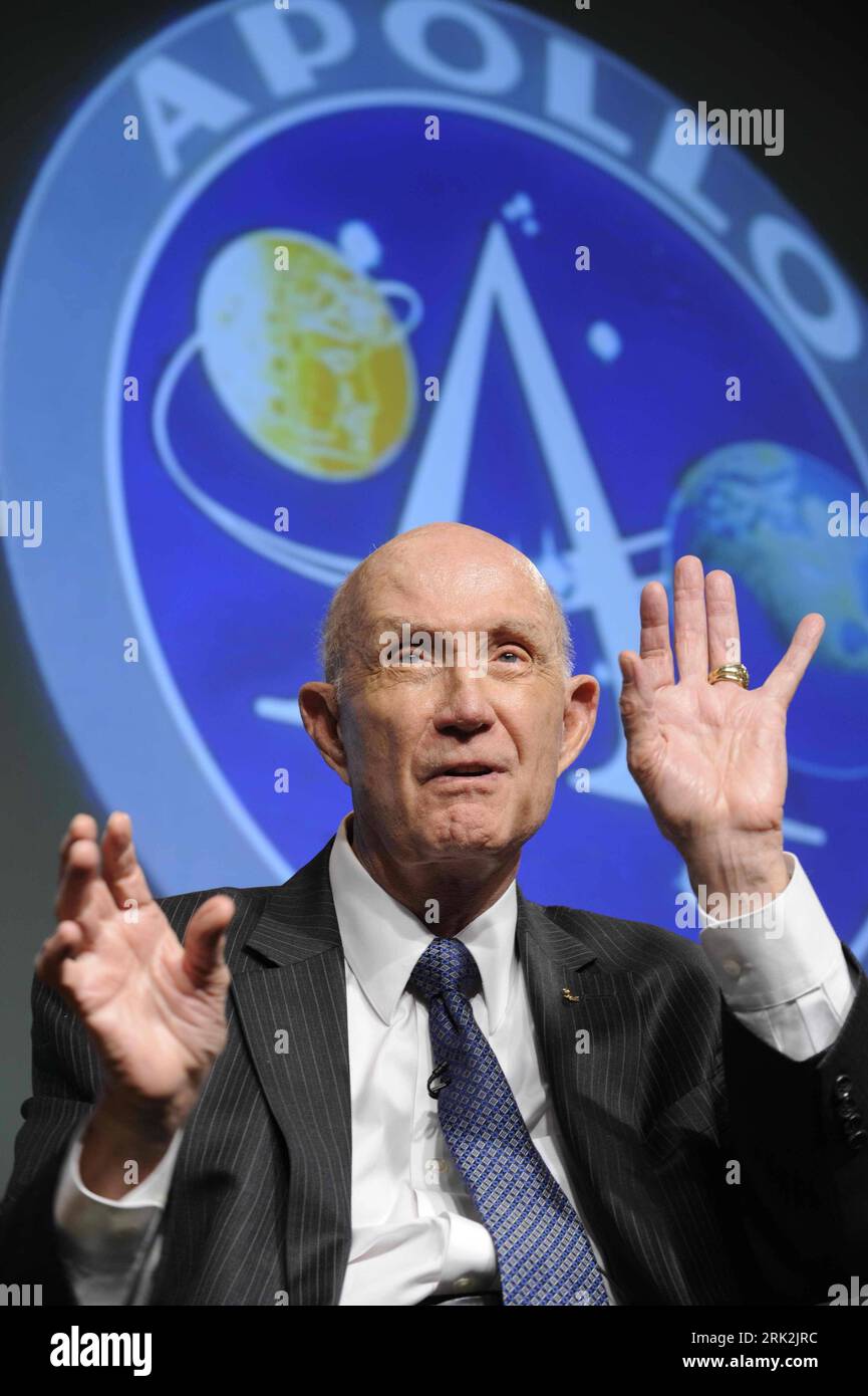 Bildnummer: 53215533  Datum: 20.07.2009  Copyright: imago/Xinhua (090720) -- WASHINGTON, July 20, 2009 (Xinhua) -- Former U.S. Apollo 10 Commander Thomas Stafford speaks at a news conference to commemorate the 40th anniversary of the Apollo 11 mission and the walk on the moon at the NASA  in Washington July 20, 2009. Astronauts of the Apollo space program gathered here on Monday to mark the 40th anniversary of the first lunar landing of mankind.  (Xinhua/Zhang Yan) (gxr) (5)U.S.-WASHINGTON-APOLLO ASTRONAUTS-40TH ANNIVERSARY  PUBLICATIONxNOTxINxCHN  People Astronauten Jahrestag Jubiläum 40 Jahr Stock Photo