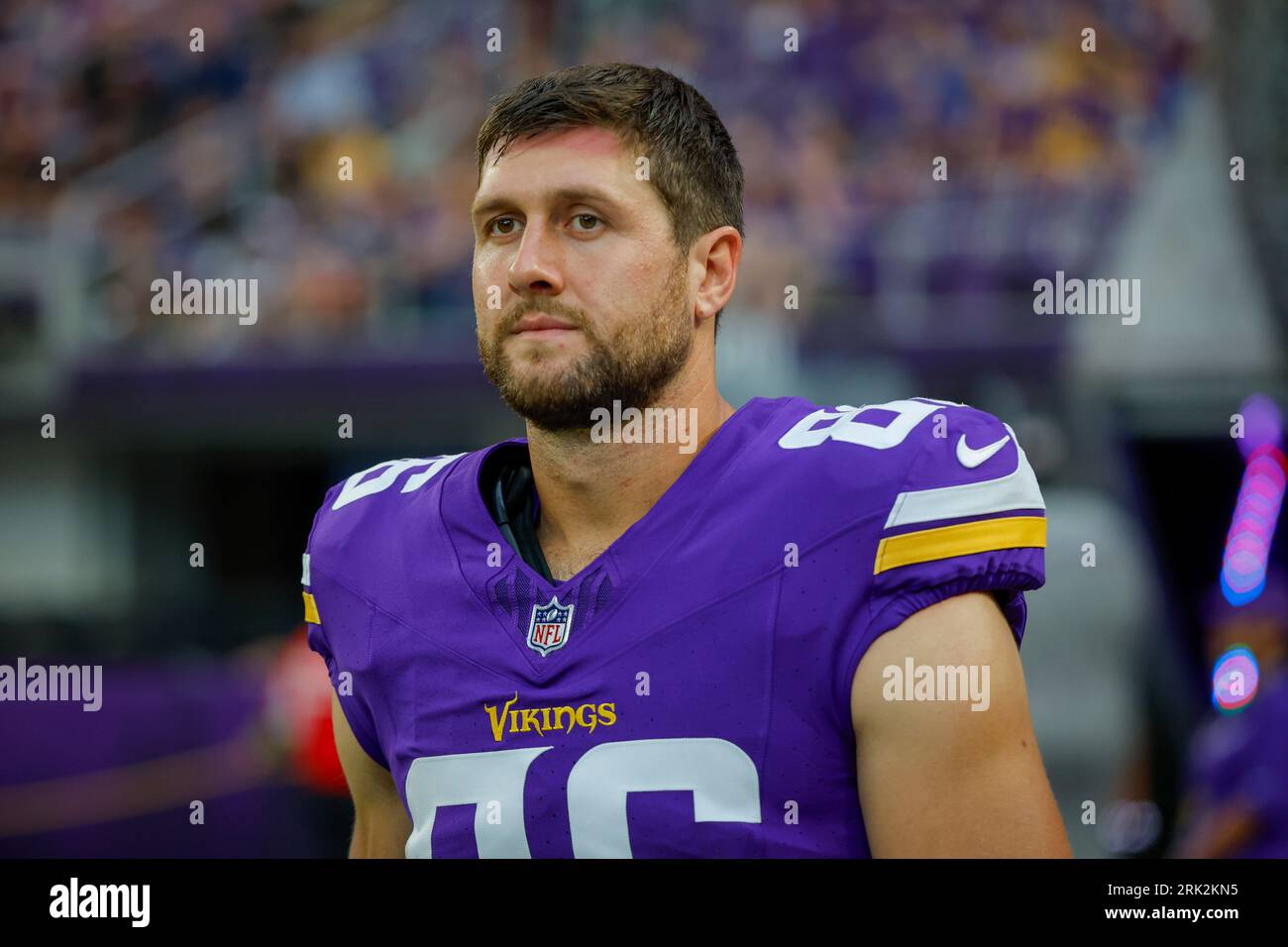 Minnesota Vikings tight end Johnny Mundt warms up before a