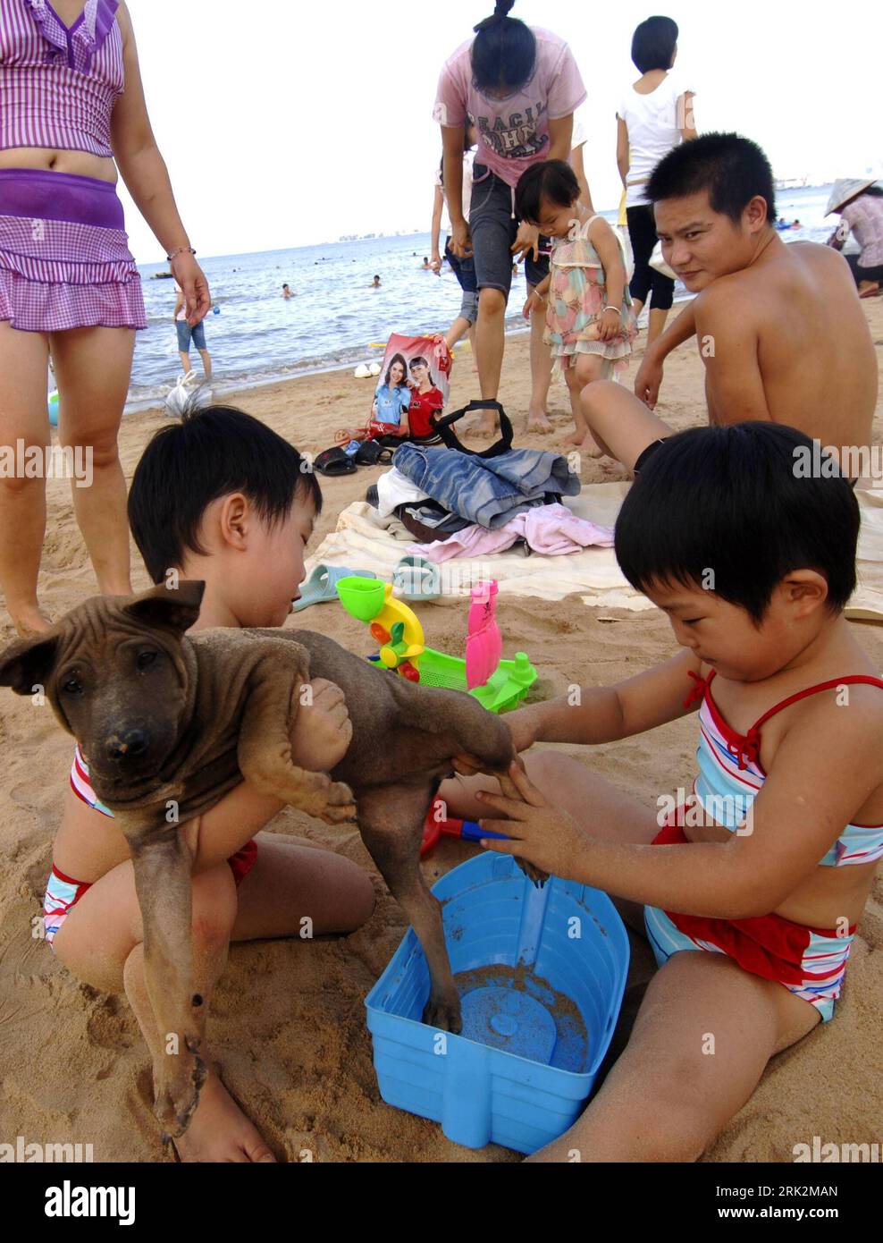 pinkeln Bildnummer: 53221284 Datum: 23.07.2009 Copyright: imago/Xinhua (090723) --  HAIKOU, July 23, 2009 (Xinhua) -- amuse themselves on the beach in Haikou,  south China s Hainan Province, July 23, 2009. The Great Heat,