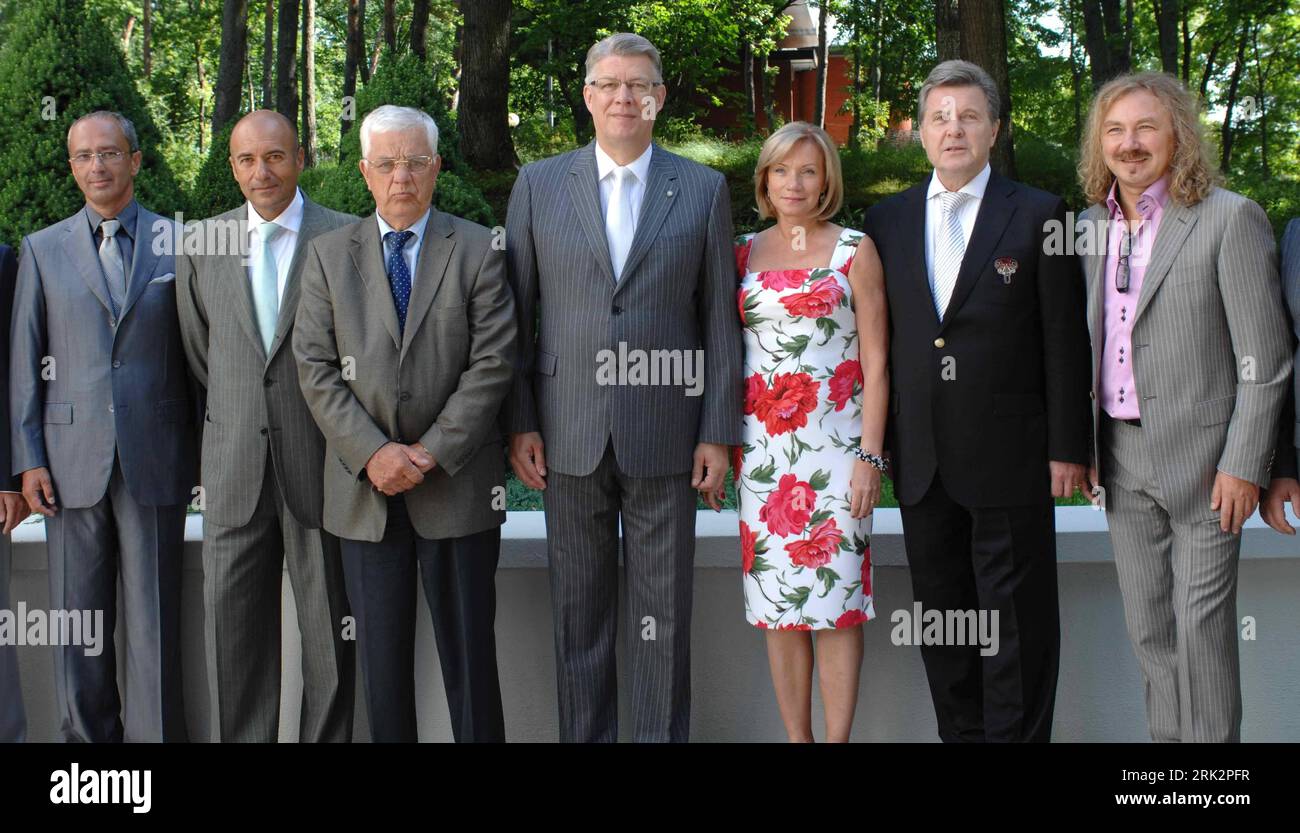 Bildnummer: 53232226  Datum: 30.07.2009  Copyright: imago/Xinhua (090730) -- JURMALA, July 30, 2009(Xinhua) -- The Latvian President Valdis Zatlers (L4) and his wife (R3) pose with members of the organizing committee of the 8th New Wave International Contest of Young Singers of Popular Music, in Jurmala, July 30, 2009. The contest lasts from July 28 to August 2 in Jurmala, Latvia.     (Xinhua/Yang Dehong) (lmz) (3)LATVIA-PRESIDENT-INTERNATIONAL YOUNG SINGER MUSIC CONTEST  PUBLICATIONxNOTxINxCHN  People Politik kbdig xub  2009 quer Frau Ehefrau Familie    Image number 53232226 Date 30 07 2009 C Stock Photo