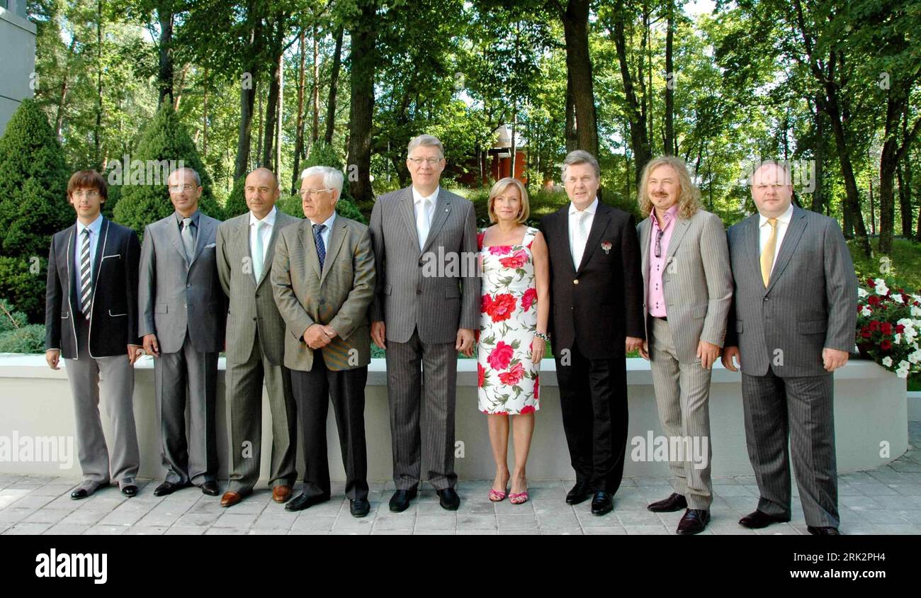 Bildnummer: 53232227  Datum: 30.07.2009  Copyright: imago/Xinhua (090730) -- JURMALA, July 30, 2009(Xinhua) -- The Latvian President Valdis Zatlers (L5) and his wife (R4) pose with members of the organizing committee of the 8th New Wave International Contest of Young Singers of Popular Music, in Jurmala, July 30, 2009. The contest lasts from July 28 to August 2 in Jurmala, Latvia.     (Xinhua/Yang Dehong) (lmz) (2)LATVIA-PRESIDENT-INTERNATIONAL YOUNG SINGER MUSIC CONTEST  PUBLICATIONxNOTxINxCHN  People Politik kbdig xub  2009 quer Frau Ehefrau Familie    Image number 53232227 Date 30 07 2009 C Stock Photo