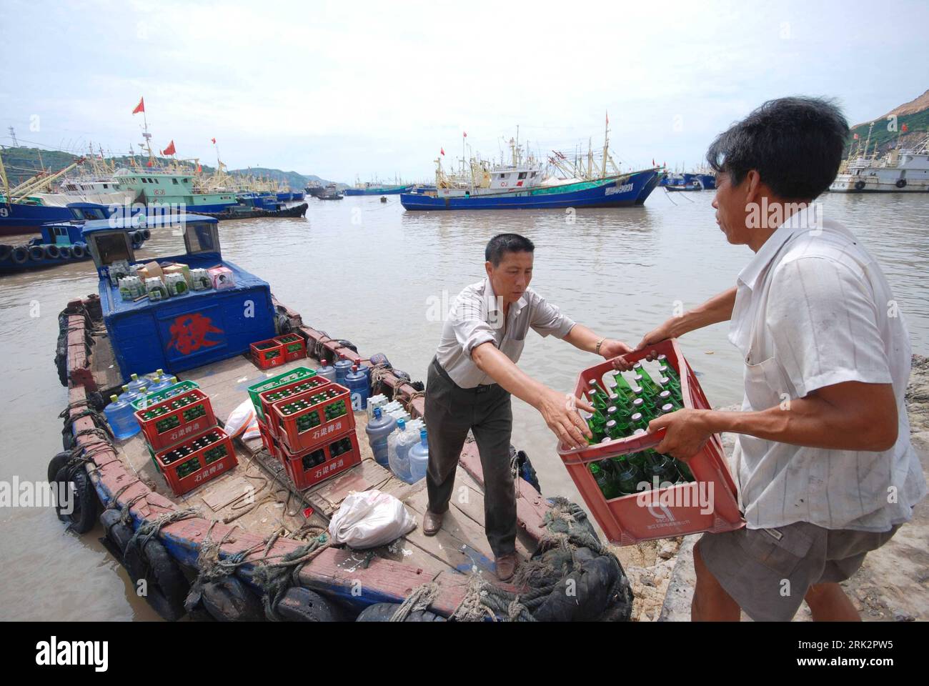 Bildnummer: 53234971  Datum: 01.08.2009  Copyright: imago/Xinhua (090801) -- TAIZHOU(ZHEJIANG), Aug. 1, 2009 (Xinhua) -- Local fishermen ferry food and drinks onto fishing boats prior to a new season of catching fish off the shore of Taizhou city in east China s Zhejiang Province, Aug.1, 2009, after a two-month fishing ban.      (Xinhua/Jia Ce) (xxh) (6)CHINA-ZHEJIANG-SEA FISHING-NEW SEASON (CN)  PUBLICATIONxNOTxINxCHN  Fotostory Fischerei Saison Arbeitswelten Gesellschaft Fischer Fischerboot auslaufen Fischerboot Boot Boote Hafen kbdig xsk  2009 quer o0 Wirtschaft    Image number 53234971 Dat Stock Photo