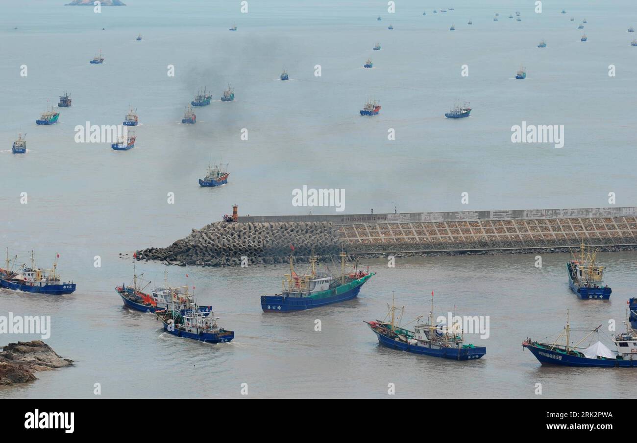 Bildnummer: 53234978  Datum: 01.08.2009  Copyright: imago/Xinhua (090801) -- TAIZHOU(ZHEJIANG), Aug. 1, 2009 (Xinhua) -- Fishing boats sail into the sea to begin a new season of catching fish off the shore of Taizhou city in east China s Zhejiang Province, Aug.1, 2009, after a two-month fishing ban.      (Xinhua/Jia Ce) (xxh) (10)CHINA-ZHEJIANG-SEA FISHING-NEW SEASON (CN)  PUBLICATIONxNOTxINxCHN  Fotostory Fischerei Saison Arbeitswelten Gesellschaft Fischer Fischerboot auslaufen Fischerboot Boot Boote Hafen kbdig xsk  2009 quer Highlight premiumd o0 Wirtschaft    Image number 53234978 Date 01 Stock Photo
