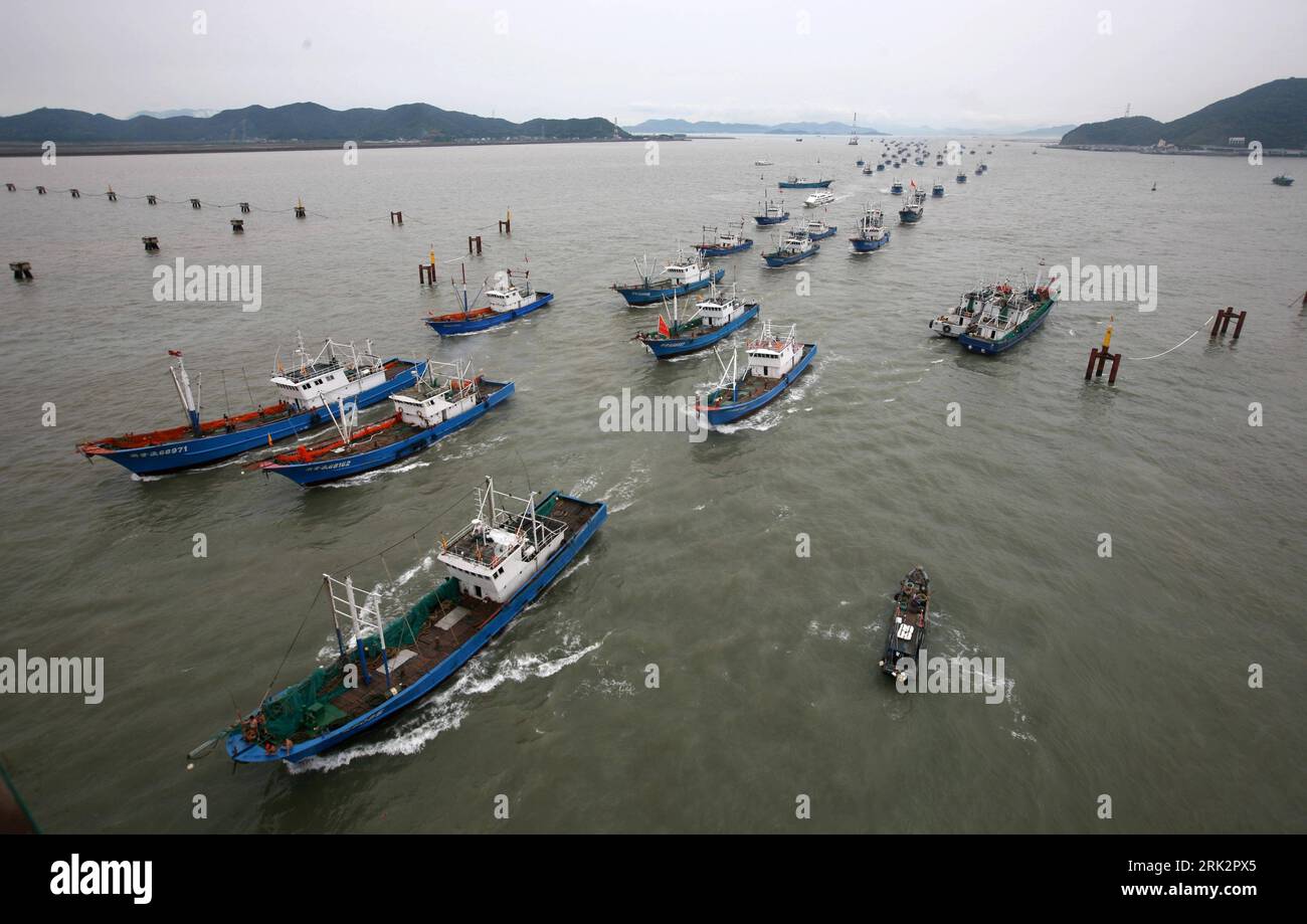 Bildnummer: 53234977  Datum: 01.08.2009  Copyright: imago/Xinhua (090801) -- ZHOUSHAN(ZHEJIANG), Aug. 1, 2009 (Xinhua) -- Fishing boats sail into the sea to begin a new season of catching fish off the shore of Zhoushan city in east China s Zhejiang Province, Aug.1, 2009, after a two-month fishing ban.     (Xinhua/Hu Sheyou) (xxh) (4)CHINA-ZHEJIANG-SEA FISHING-NEW SEASON (CN)  PUBLICATIONxNOTxINxCHN  Fotostory Fischerei Saison Arbeitswelten Gesellschaft Fischer Fischerboot auslaufen Fischerboot Boot Boote Hafen kbdig xsk  2009 quer  o0 Wirtschaft    Image number 53234977 Date 01 08 2009 Copyrig Stock Photo