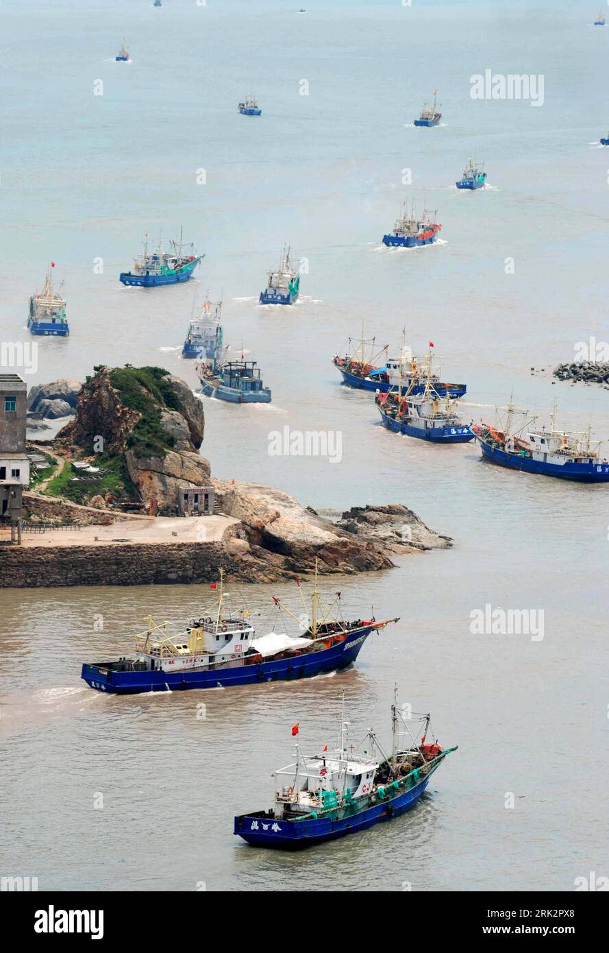 Bildnummer: 53234979  Datum: 01.08.2009  Copyright: imago/Xinhua (090801) -- TAIZHOU(ZHEJIANG), Aug. 1, 2009 (Xinhua) -- Fishing boats sail into the sea to begin a new season of catching fish off the shore of Taizhou city in east China s Zhejiang Province, Aug.1, 2009, after a two-month fishing ban.      (Xinhua/Jia Ce) (xxh) (2)CHINA-ZHEJIANG-SEA FISHING-NEW SEASON (CN)  PUBLICATIONxNOTxINxCHN  Fotostory Fischerei Saison Arbeitswelten Gesellschaft Fischer Fischerboot auslaufen Fischerboot Boot Boote Hafen kbdig xsk  2009 hoch Highlight premiumd o0 Wirtschaft    Image number 53234979 Date 01 0 Stock Photo