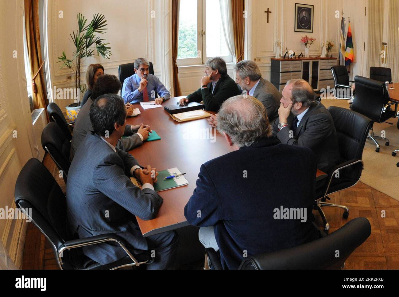 Bildnummer: 53235025  Datum: 01.08.2009  Copyright: imago/Xinhua (090801) -- BUENOS AIRES, Aug. 1, 2009 (Xinhua) -- Argentine Cabinet Chief Anibal Fernandez (Rear) talks during a meeting with representatives of farming groups in Buenos Aires, July 31, 2009. Argentina will resume its export of grains and corns, Anibal Fernandez announced after the meeting. (Xinhua/Telenoticiosa Americana) (zx) ARGENTINA-BUENOS AIRES-AGRICULTURE-EXPORT  PUBLICATIONxNOTxINxCHN  People Politik Argentinien Kabinett kbdig xsk  2009 quer     Image number 53235025 Date 01 08 2009 Copyright Imago XINHUA 090801 Buenos A Stock Photo