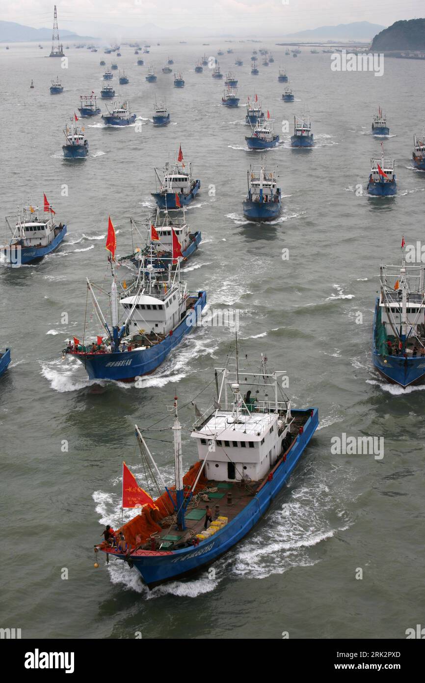 Bildnummer: 53234982  Datum: 01.08.2009  Copyright: imago/Xinhua (090801) -- ZHOUSHAN(ZHEJIANG), Aug. 1, 2009 (Xinhua) -- Fishing boats sail into the sea to begin a new season of catching fish off the shore of Zhoushan city in east China s Zhejiang Province, Aug.1, 2009, after a two-month fishing ban.      (Xinhua/Hu Sheyou) (xxh) (5)CHINA-ZHEJIANG-SEA FISHING-NEW SEASON (CN)  PUBLICATIONxNOTxINxCHN  Fotostory Fischerei Saison Arbeitswelten Gesellschaft Fischer Fischerboot auslaufen Fischerboot Boot Boote Hafen kbdig xsk  2009 hoch Highlight premiumd o0 Wirtschaft    Image number 53234982 Date Stock Photo
