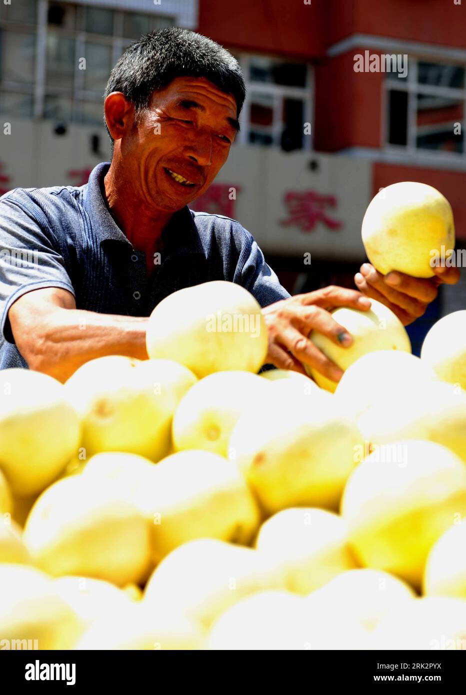 Bildnummer: 53235423  Datum: 01.08.2009  Copyright: imago/Xinhua (090801) -- DENGKOU, Aug. 1, 2009 (Xinhua) -- A farmer sells honeydew melons in Bayan Gol of Dengkou County in north China s Inner Mongolia Autonomous Region, July 31, 2009. Large amount of honeydew melons and watermelons from Inner Mongolia have come to the market in China. (Xinhua/Ren Junchuan) (hdt) (3)CHINA-INNER MONGOLIA-HONEYDEW MELON (CN)  PUBLICATIONxNOTxINxCHN  Honigmelone Honigmelonen Melone Melonen Mongolei kbdig xsk  2009 hoch     Image number 53235423 Date 01 08 2009 Copyright Imago XINHUA 090801 Dengkou Aug 1 2009 X Stock Photo