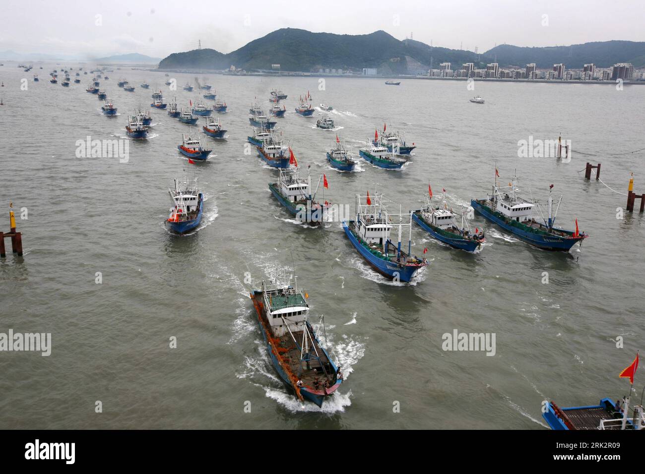 Bildnummer: 53234981  Datum: 01.08.2009  Copyright: imago/Xinhua (090801) -- ZHOUSHAN(ZHEJIANG), Aug. 1, 2009 (Xinhua) -- Fishing boats sail into the sea to begin a new season of catching fish off the shore of Zhoushan city in east China s Zhejiang Province, Aug.1, 2009, after a two-month fishing ban.     (Xinhua/Hu Sheyou) (xxh) (3)CHINA-ZHEJIANG-SEA FISHING-NEW SEASON (CN)  PUBLICATIONxNOTxINxCHN  Fotostory Fischerei Saison Arbeitswelten Gesellschaft Fischer Fischerboot auslaufen Fischerboot Boot Boote Hafen kbdig xsk  2009 quer Highlight premiumd o0 Wirtschaft    Image number 53234981 Date Stock Photo