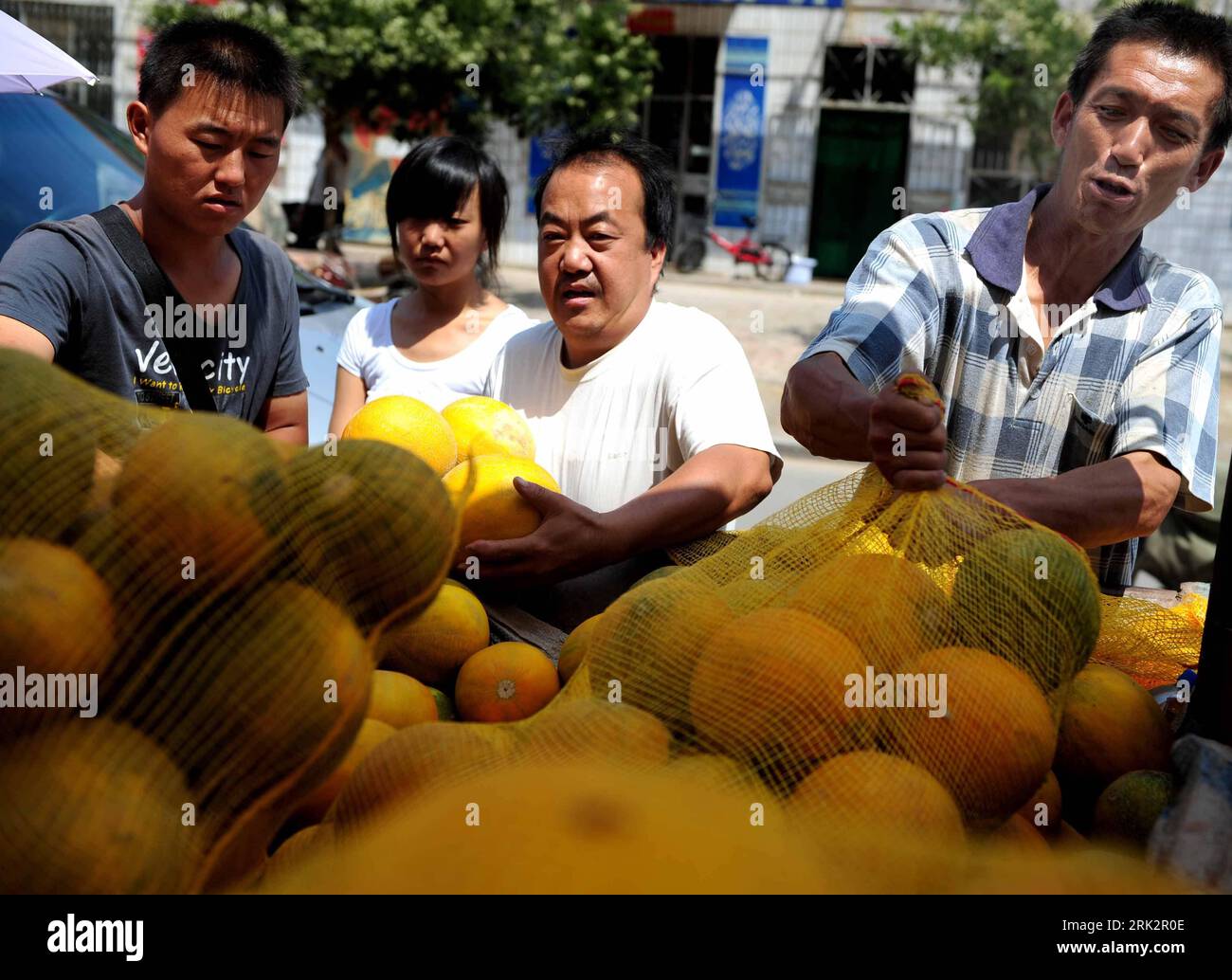 Bildnummer: 53235422  Datum: 01.08.2009  Copyright: imago/Xinhua (090801) -- DENGKOU, Aug. 1, 2009 (Xinhua) -- Consumers buy honeydew melons in Bayan Gol of Dengkou County in north China s Inner Mongolia Autonomous Region, July 31, 2009. Large amount of honeydew melons and watermelons from Inner Mongolia have come to the market in China. (Xinhua/Ren Junchuan) (hdt) (2)CHINA-INNER MONGOLIA-HONEYDEW MELON (CN)  PUBLICATIONxNOTxINxCHN  Honigmelone Honigmelonen Melone Melonen Mongolei kbdig xsk  2009 quer     Image number 53235422 Date 01 08 2009 Copyright Imago XINHUA 090801 Dengkou Aug 1 2009 XI Stock Photo