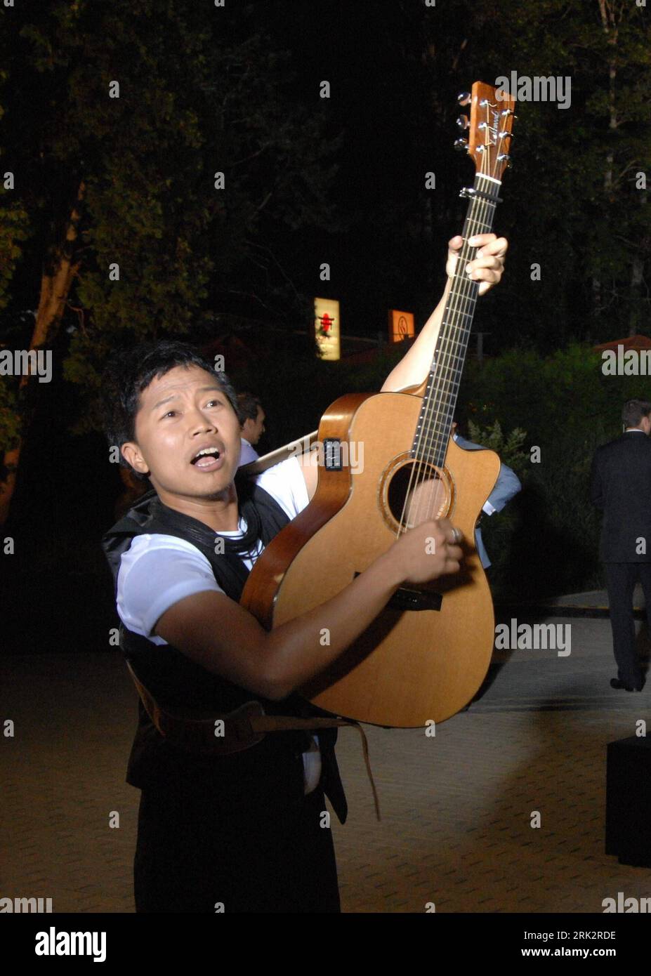 Bildnummer: 53238157  Datum: 02.08.2009  Copyright: imago/Xinhua (090803) -- JURMALA, Aug. 3, 2009 (Xinhua) -- Indonesian singer Sondoro Sandhy, the champion of the 8th New Wave International Contest of Young Singers of Popular Music, celebrates in Jurmala, Latvia, on Aug. 2, 2009.  The annual contest ended on Sunday.     (Xinhua/Yang Dehong) (jl) (1)LATVIA-INTERNATIONAL YOUNG SINGER MUSIC CONTEST -END  PUBLICATIONxNOTxINxCHN  People Musik kbdig xkg  2009 hoch     Bildnummer 53238157 Date 02 08 2009 Copyright Imago XINHUA 090803 Jurmala Aug 3 2009 XINHUA Indonesian Singer Sondoro Sandhy The Ch Stock Photo