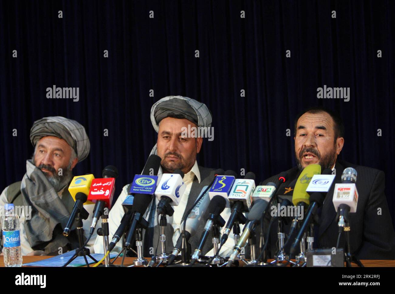 Bildnummer: 53238186  Datum: 03.08.2009  Copyright: imago/Xinhua (090803) -- KABUL, Aug. 3, 2009 (Xinhua) -- Presidential candidate Abdul Majid Samim (R) speaks during a press conference in Kabul, capital of Afghanistan, Aug. 3, 2009. Samim withdrew from the presidential election in favor of incumbent president and presidential candidate Hamid Karzai on Monday. He is the third out of 41 presidential candidates who withdrew in favor of Karzai.     (Xinhua/Zabi Tamanna)(zx) (2)AFGHANISTAN-KABUL-ELECTION-CANDIDATE-WITHDRAWAL  PUBLICATIONxNOTxINxCHN  People Politik kbdig xkg  2009 quer  premiumd o Stock Photo