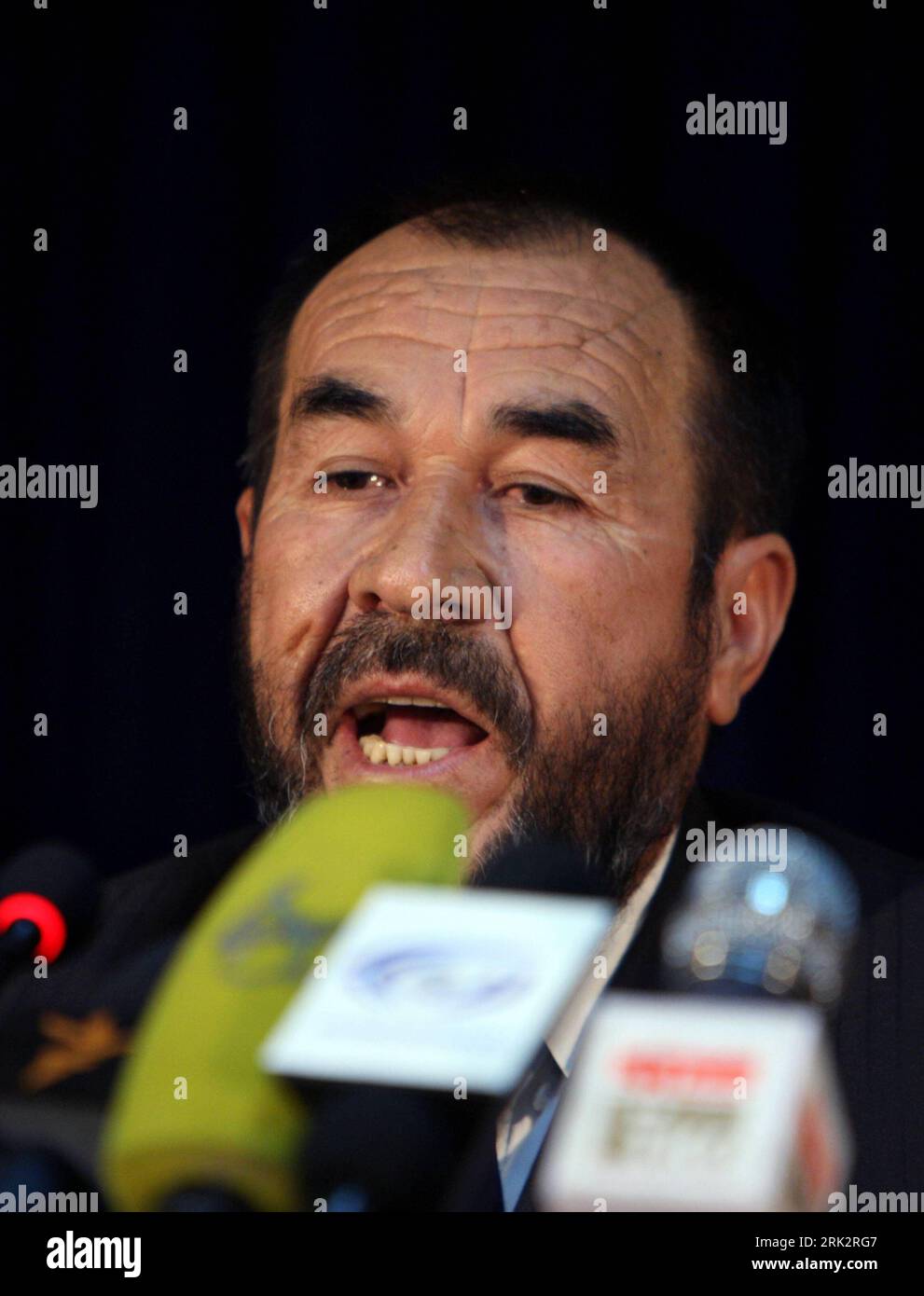 Bildnummer: 53238175  Datum: 03.08.2009  Copyright: imago/Xinhua (090803) -- KABUL, Aug. 3, 2009 (Xinhua) -- Presidential candidate Abdul Majid Samim speaks during a press conference in Kabul, capital of Afghanistan, Aug. 3, 2009. Samim withdrew from the presidential election in favor of incumbent president and presidential candidate Hamid Karzai on Monday. He is the third out of 41 presidential candidates who withdrew in favor of Karzai.     (Xinhua/Zabi Tamanna)(zx) (1)AFGHANISTAN-KABUL-ELECTION-CANDIDATE-WITHDRAWAL  PUBLICATIONxNOTxINxCHN  People Politik kbdig xkg  2009 hoch o0 Präsidentsch Stock Photo