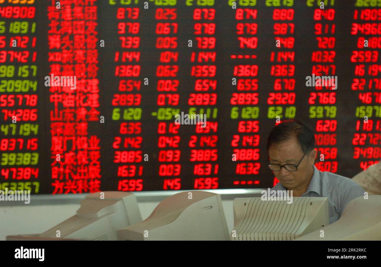 Bildnummer: 53242955  Datum: 04.08.2009  Copyright: imago/Xinhua (090804) -- HAIKOU, Aug. 4, 2009 (Xinhua) -- A man looks at a screen at a stock exchange in Haikou, south China s Hainan Province, Aug. 4, 2009. China s benchmark Shanghai Composite Index on the Shanghai Stock Exchange closed at 3,471.44 Tuesday, up 8.85 points, or 0.26 percent, from the previous close. The Shenzhen Component Index on the Shenzhen Stock Exchange closed at 13,904.55 Tuesday, up 47.55 points, or 0.34 percent, from the previous close.     (Xinhua/Zhao Yingquan)(zx) (5)CHINA-STOCKS-RISE (CN)  PUBLICATIONxNOTxINxCHN Stock Photo