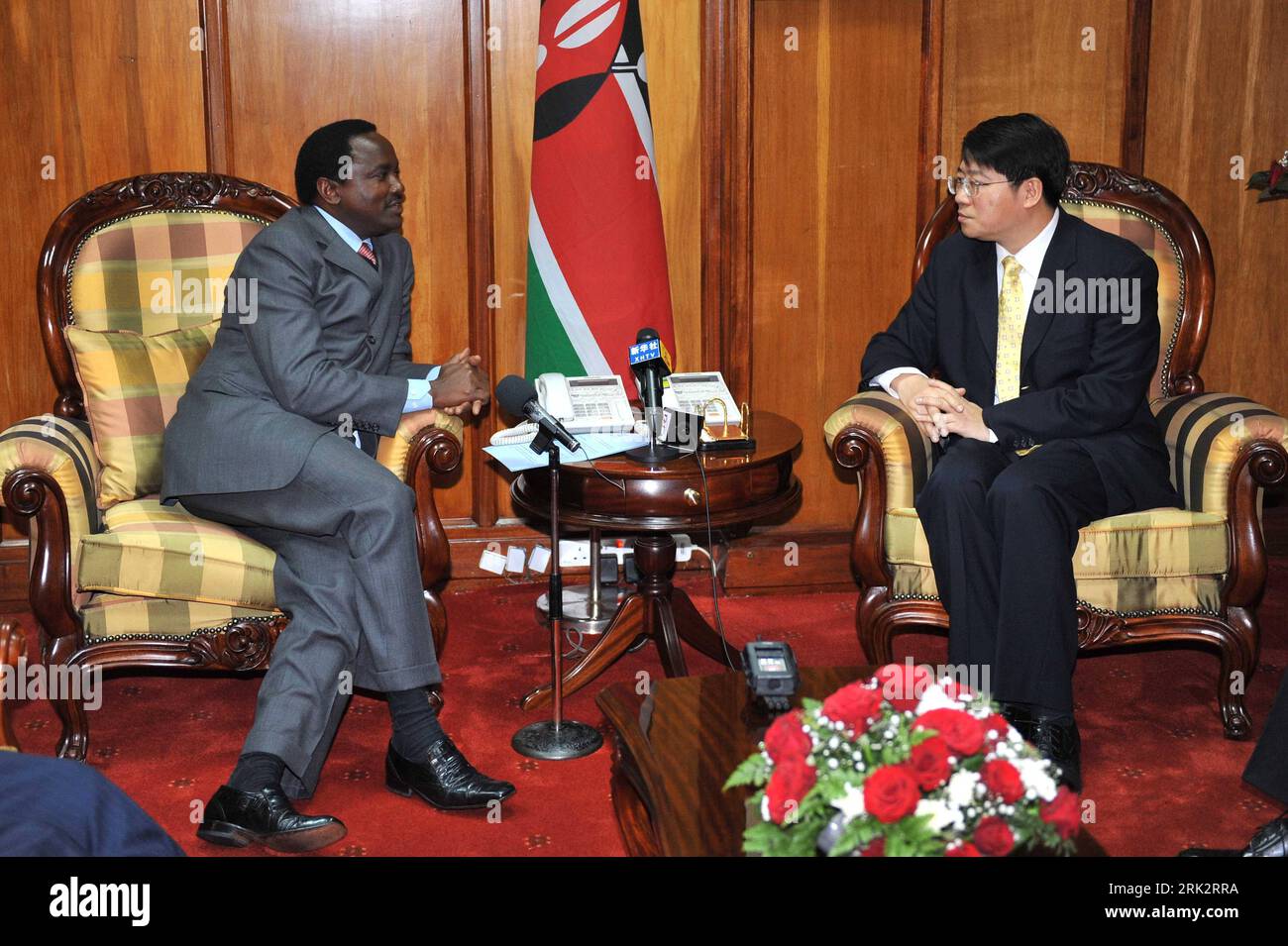 Bildnummer: 53243341  Datum: 04.08.2009  Copyright: imago/Xinhua (090804) -- NAIROBI, Aug. 4, 2009 (Xinhua) -- Kenyan Vice President Kalonzo Musyoka (L) meets with new Chinese ambassador to Kenya Deng Hongbo in Nairobi, capital of Kenya, Aug. 4, 2009. Musyoka expressed his concern about further cooperation with China, especially in th development of agriculture.     (Xinhua/Xu Suhui) (msq) (1)KENYA-CHINA-DIPLOMACY  PUBLICATIONxNOTxINxCHN  People Politik Premiumd kbdig xub  2009 quer Vizepräsident    Bildnummer 53243341 Date 04 08 2009 Copyright Imago XINHUA  Nairobi Aug 4 2009 XINHUA Kenyan Vi Stock Photo