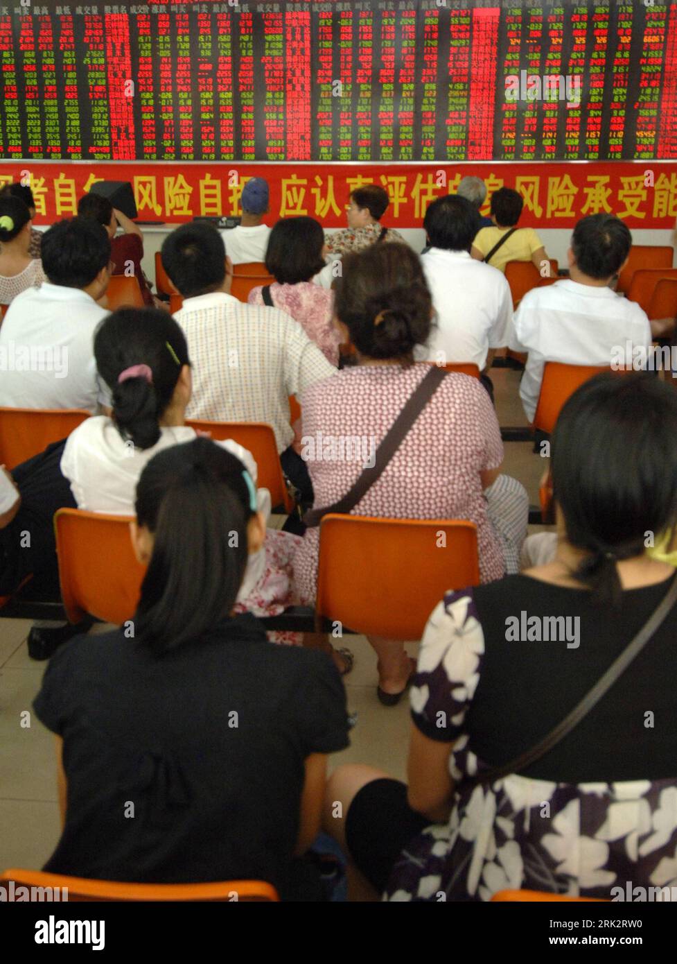 Bildnummer: 53242958  Datum: 04.08.2009  Copyright: imago/Xinhua (090804) -- HAIKOU, Aug. 4, 2009 (Xinhua) --  sit in front of an electronic board at a stock exchange in Haikou, south China s Hainan Province, Aug. 4, 2009. China s benchmark Shanghai Composite Index on the Shanghai Stock Exchange closed at 3,471.44 Tuesday, up 8.85 points, or 0.26 percent, from the previous close. The Shenzhen Component Index on the Shenzhen Stock Exchange closed at 13,904.55 Tuesday, up 47.55 points, or 0.34 percent, from the previous close.  (Xinhua/Zhao Yingquan)(zx) (2)CHINA-STOCKS-RISE (CN)  PUBLICATIONxNO Stock Photo