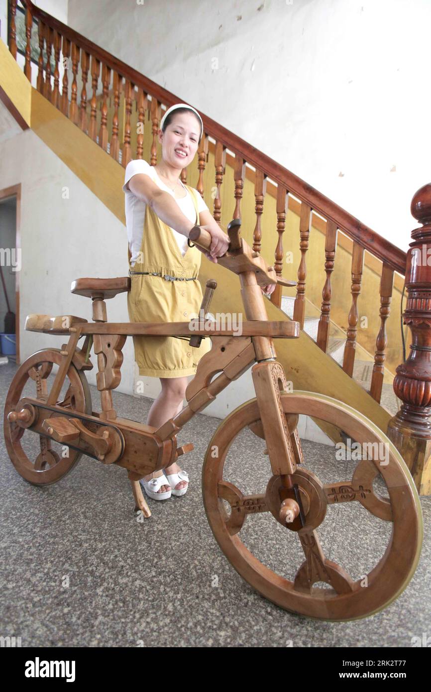 Bildnummer: 53245726  Datum: 30.07.2009  Copyright: imago/Xinhua (090730) -- RUIAN, July 30, 2009 (Xinhua) -- Dai Qifa s wife poses with the wooden bicycle at home in Ruian City of east China s Zhejiang Province, July 30, 2009. Dai, the boss of a metal works, made a beautiful wooden bicycle by himself in two years. (Xinhua/Zhuang Yingchang) (zsc) #(2)CHINA-ZHEJIANG-WOODEN BICYCLE (CN)  PUBLICATIONxNOTxINxCHN   Holzrad kbdig xsp  2009 hoch o0 Fahrrad, Holzfahrrad    Bildnummer 53245726 Date 30 07 2009 Copyright Imago XINHUA 090730 Ruian July 30 2009 XINHUA Dai Qifa S wife Poses With The Wooden Stock Photo