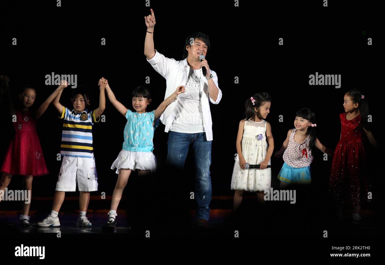 Bildnummer: 53247336  Datum: 06.08.2009  Copyright: imago/Xinhua (090806) -- BEIJING, August 6, 2009 (Xinhua) -- Popular star Emil Chau (C) with children perform in a musical concert at Beijing Olympic Forest Park to commemorate the first anniversary of Beijing 2008 Olympic Games in Beijing, capital of China, August 6, 2009.     (Xinhua/Han Yan)(xm) (9)CHINA-BEIJING-OLYMPIC-ANNIVERSARY-CONCERT (CN)  PUBLICATIONxNOTxINxCHN  People Musik Aktion Jahrestag Olympische Sommerspiele Olympia Spiele kbdig xsk  2009 quer     Bildnummer 53247336 Date 06 08 2009 Copyright Imago XINHUA 090806 Beijing Augus Stock Photo