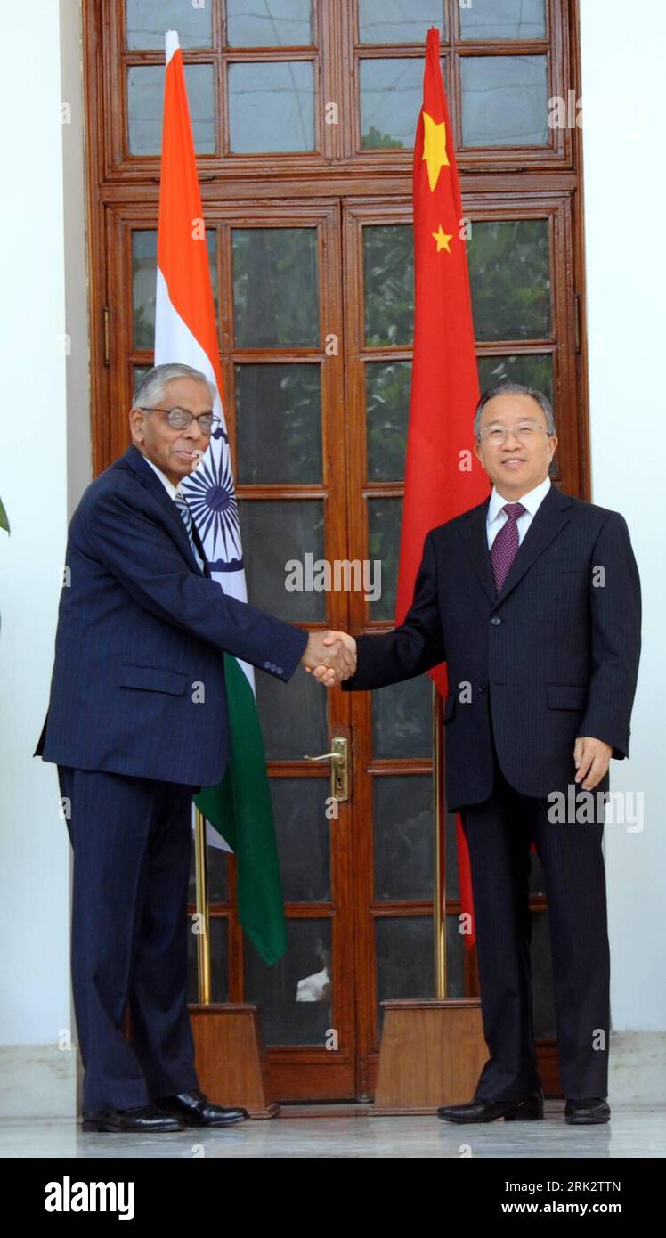 Bildnummer: 53250121  Datum: 07.08.2009  Copyright: imago/Xinhua (090807) -- NEW DELHI, Aug. 7, 2009 (Xinhua) -- Chinese State Councilor Dai Bingguo (R), special representative of China in the China-India Boundary Talks, shakes hands with Indian special representative, National Security Advisor to the Prime Minister M. K. Narayanan, in New Delhi, on Aug. 7, 2009. The 13th round of China-India Boundary Talks kicked off here on Friday.       (Xinhua/Wu Qiang)  (lyx) (1)INDIA-NEW DELHI-CHINA-BOUNDARY TALKS  PUBLICATIONxNOTxINxCHN  People Politik premiumd kbdig xkg  2009 hoch o0 Staatsrat    Bildn Stock Photo