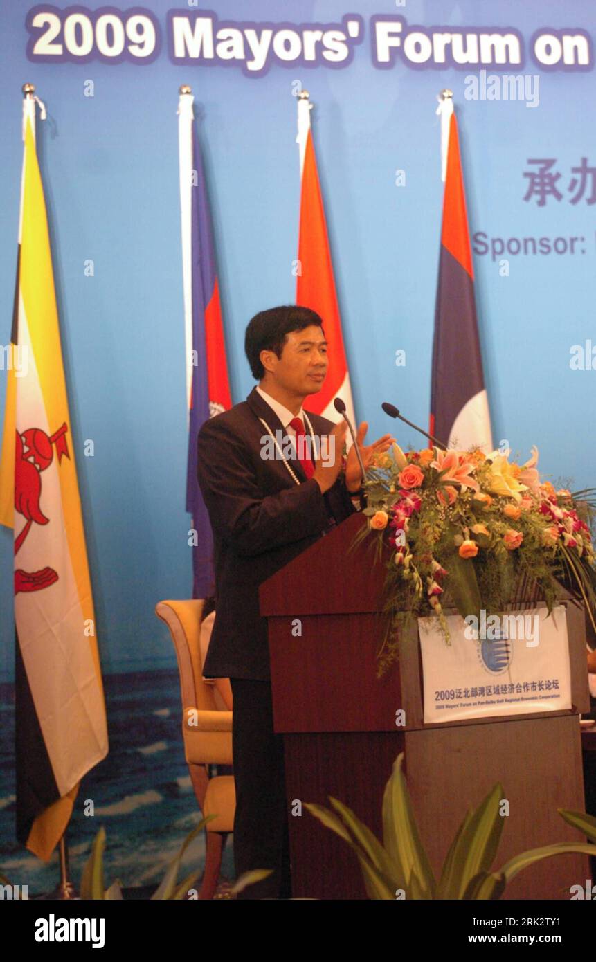 Bildnummer: 53250592  Datum: 08.08.2009  Copyright: imago/Xinhua (090808) -- BEIHAI, Aug. 8, 2009 (Xinhua) -- Nguyen Manh Tuyen, vice chairman of the  s Committee of Ha Long of Vietnam, delivers a speech at the Mayors  Forum on Pan-Beibu Gulf Regional Economic Cooperation in Beihai, a city in southwest China s Guangxi Zhuang Autonomous Region, Aug. 8, 2009. Representatives from China, Cambodia, Laos, the Philippines, Thailand and Vietnam took part in the forum. (Xinhua/Weng Xinyang) (gj) (12)CHINA-GUANGXI-MAYORS  FORUM (CN)  PUBLICATIONxNOTxINxCHN  People Politik kbdig xkg  2009 hoch     Bildn Stock Photo