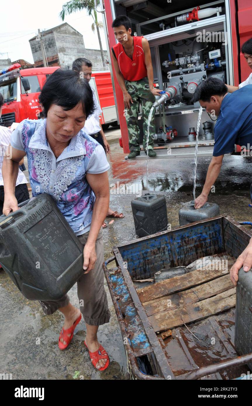 Bildnummer: 53252443  Datum: 09.08.2009  Copyright: imago/Xinhua (090809) -- DANZHOU (HAINAN), Aug. 9, 2009(Xinhua) --  fetch drinking water from a fire engine in Zhonghe Town of Danzhou, a city in south China s Hainan Province, Aug. 9, 2009. Reconstruction and epidemic prevention have being conducted in Hainan Province after the landing of tropical storm  Goni , which has brought heavy rainfall to the island, affecting more than 1 million  and inflicting a direct economic loss of 185.7 million RMB yuan (about 27.3 million U.S. dollars). (Xinhua/Guo Cheng) (zcq) (6)CHINA-HAINAN-TROPICAL STORM Stock Photo