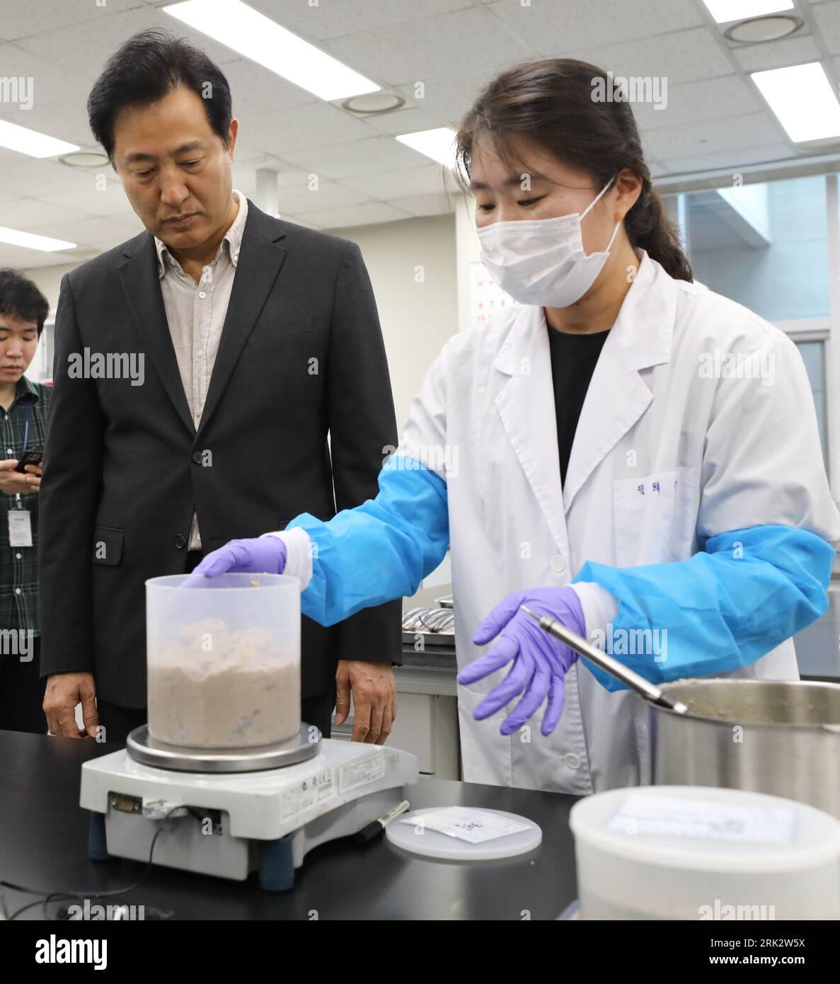 Radioactivity Testing 24th Aug, 2023. Radiation testing on fish Seoul Mayor Oh Se-hoon (L ...