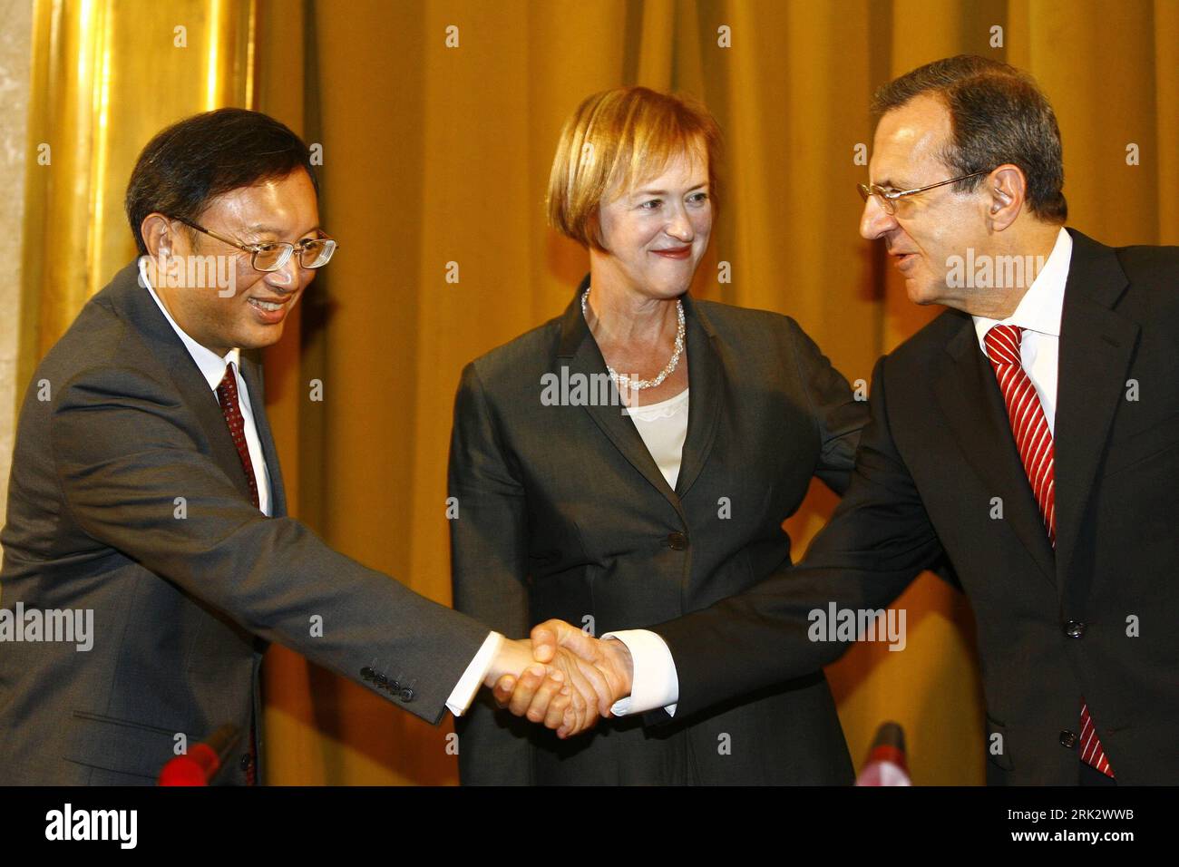Bildnummer: 53258059  Datum: 12.08.2009  Copyright: imago/Xinhua (090812) -- GENEVA, Aug. 12, 2009 (Xinhua) -- Chinese Foreign Minister Yang Jiechi (L1) shakes hands with Sergi Ordzhonikidze, director-general of the United Nations Office in Geneva and secretary-general of the Conference on Disarmament, before he attends a meeting of the 65-nation Conference on Disarmament, in Geneva Aug. 12, 2009. Yang Jiechi on Wednesday delivered a speech at the meeting, calling on the international community to make  all-round and sound progress  in multilateral arms control and disarmament. (Xinhua/Zhang Y Stock Photo