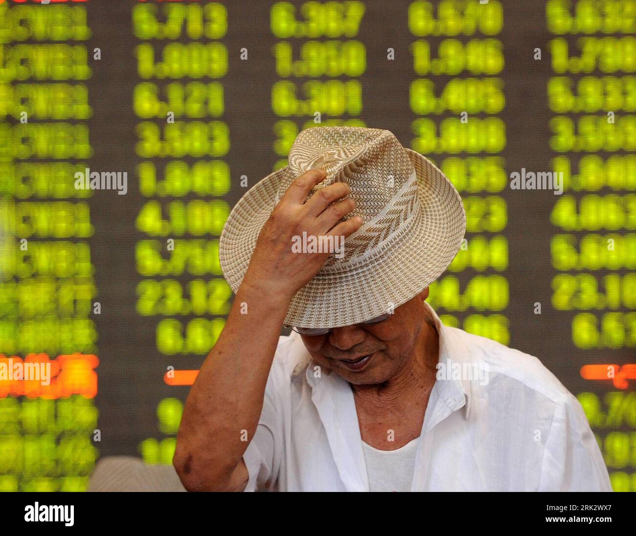 Bildnummer: 53258119  Datum: 12.08.2009  Copyright: imago/Xinhua (090812) -- SHENYANG, Aug. 12, 2009 (Xinhua) -- A man is seen at a stock exchange market in Shenyang, capital of northeast China s Liaoning Province, Aug. 12, 2009. Chinese equities slumped 4.66 percent Wednesday with the benchmark Shanghai Composite Index down 152.01 points, to finish at 3,112.72. The Shenzhen Component Index dropped 4.15 percent, or 545.44 points, to end at 12,591.66. (Xinhua/Li Gang) (zcq) (2)CHINA-SHENYANG-STOCKS-INDEX  PUBLICATIONxNOTxINxCHN  Wirtschaft Börse Shanghai kbdig xcb  2009 quer     Bildnummer 5325 Stock Photo