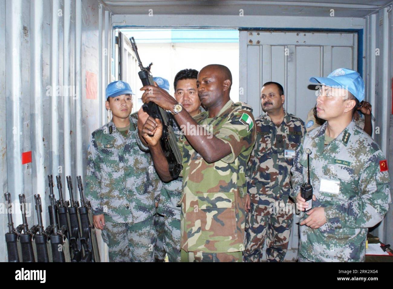 Bildnummer: 53263910  Datum: 14.08.2009  Copyright: imago/Xinhua (090814) -- BUKAVU, Aug. 14, 2009 (Xinhua) -- UN officials check the arms of Chinese peacekeepers for the UN peacekeeping operation in the Democratic Republic of Congo (DRC) at the base of the unit in the DRC, on Aug. 13, 2009. The UN officials confirmed the amount and quality of medical equipment to insure the unit can complete the medical missions in the roily area on Thursday. This is the first inspection by the UN since the 10th Chinese peace keeping force arrived in the DRC.             (Xinhua/Hu Shiqiao)   (jl) (2)DRC-CHIN Stock Photo