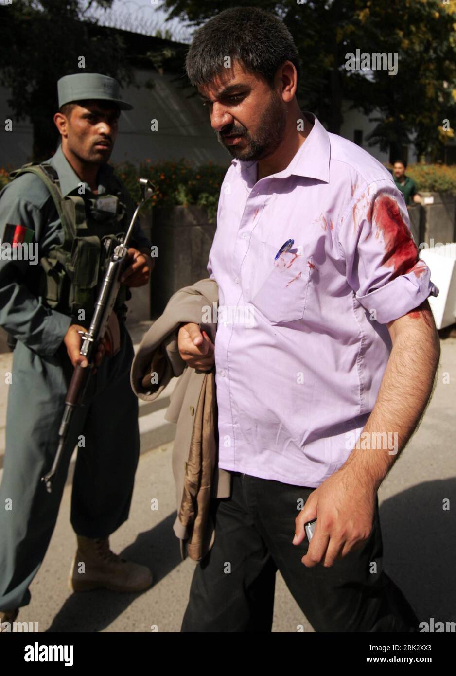 Bildnummer: 53265142  Datum: 15.08.2009  Copyright: imago/Xinhua (090815) -- KABUL, Aug. 15, 2009 (Xinhua) -- An Afghan stained with blood leaves the site of the suicide bomb attack in Kabul, capital of Afghanistan, August 15, 2009. A suicide car bomber loaded with explosives blew up his vehicle outside the main gate of the headquarters of the NATO military base in the Afghan capital Kabul on Saturday, killing three and wounding 70 others.          (Xinhua/Zabi Tamanna)  (axy) (10)AFGHANISTAN-KABUL-NATO-SUICIDE BOMB ATTACK  PUBLICATIONxNOTxINxCHN  Anschlag Selbstmordanschlag Terror Terrorismus Stock Photo