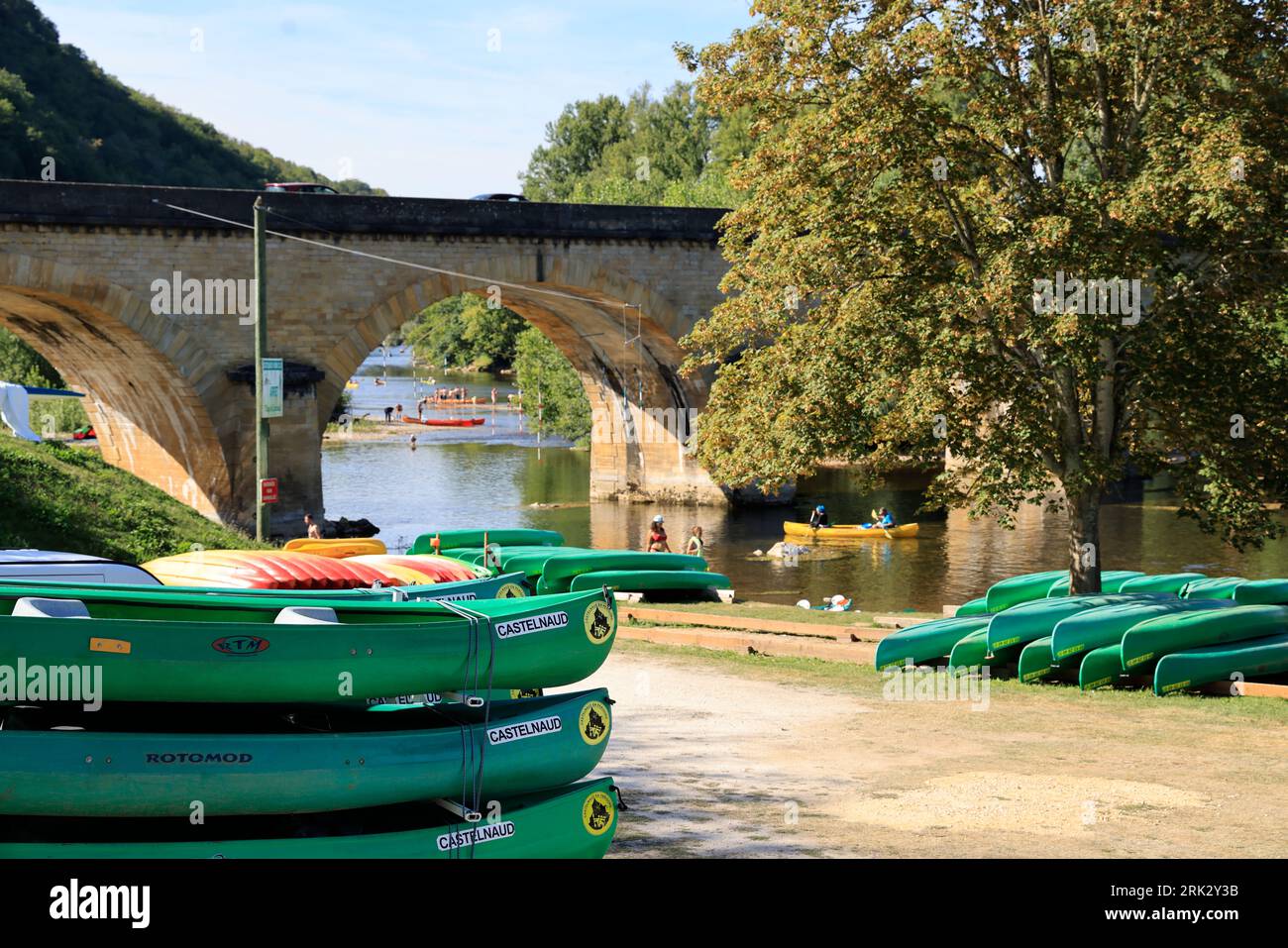 Eté, chaleur, plage, baignade, repos, détente, promenade sur la Dordogne sous le château fort de Castelnaud en Périgord noir. Avec la chaleur la riviè Stock Photo