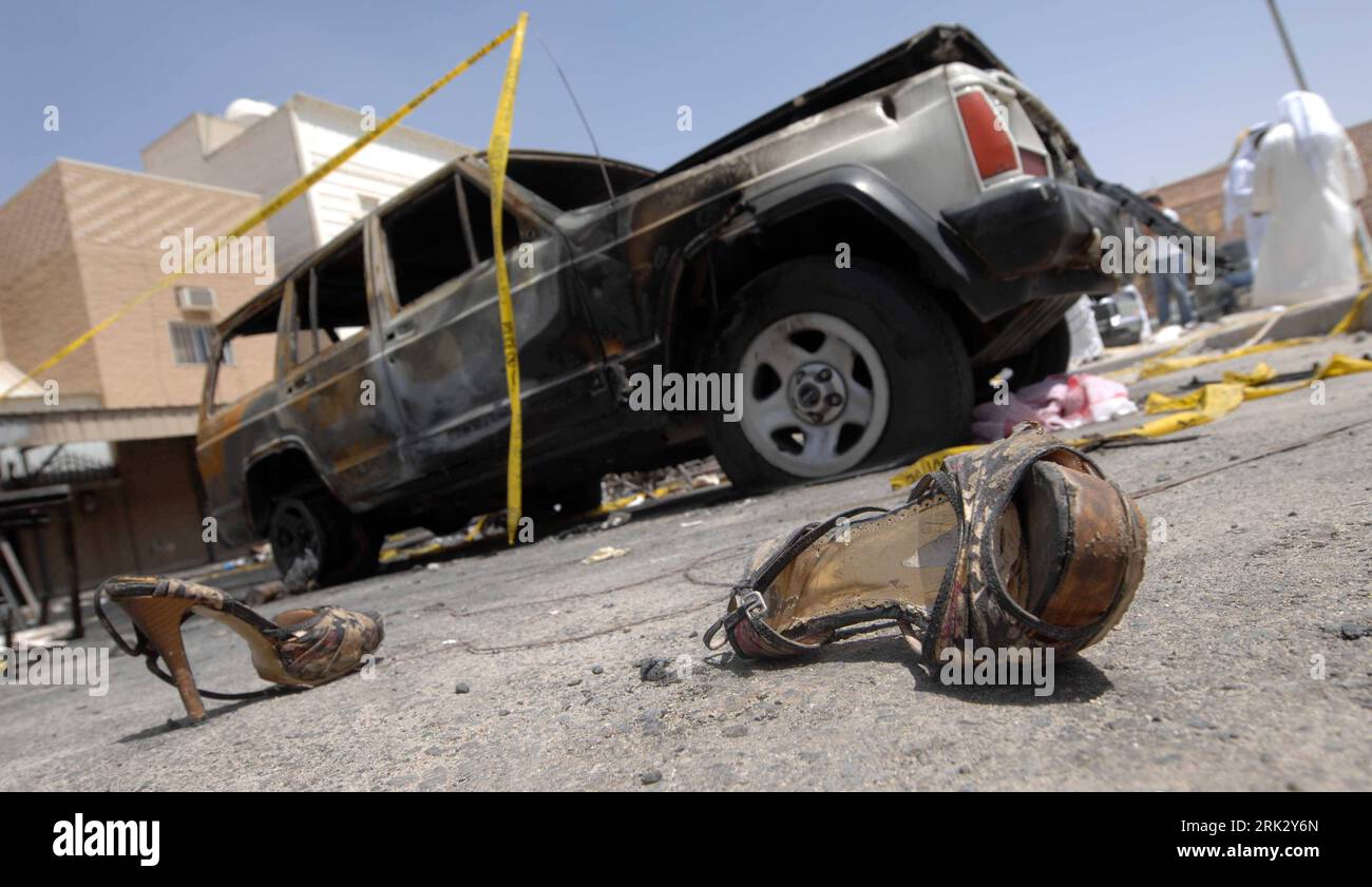 Bildnummer: 53266294  Datum: 16.08.2009  Copyright: imago/Xinhua (090816) -- KUWAIT CITY, Aug. 16, 2009 (Xinhua) -- Burnt shoes and a vehicle are seen at the location where a fire broke out in a tent for a wedding in Jahra, west of Kuwait City, August 16, 2009. At least 41 women and children were killed and 76 others injured in the fire, which triggered a panicked stampede, officials said. (Xinhua/Noufal Ibrahim) (ypf) (3)KUWAIT-WEDDING-FIRE  PUBLICATIONxNOTxINxCHN  kbdig xmk  2009 quer  premiumd o0 Feuerschaden, Brandschaden, Brand, Zerstörung, Schaden, Auto, Schuhe    Bildnummer 53266294 Dat Stock Photo