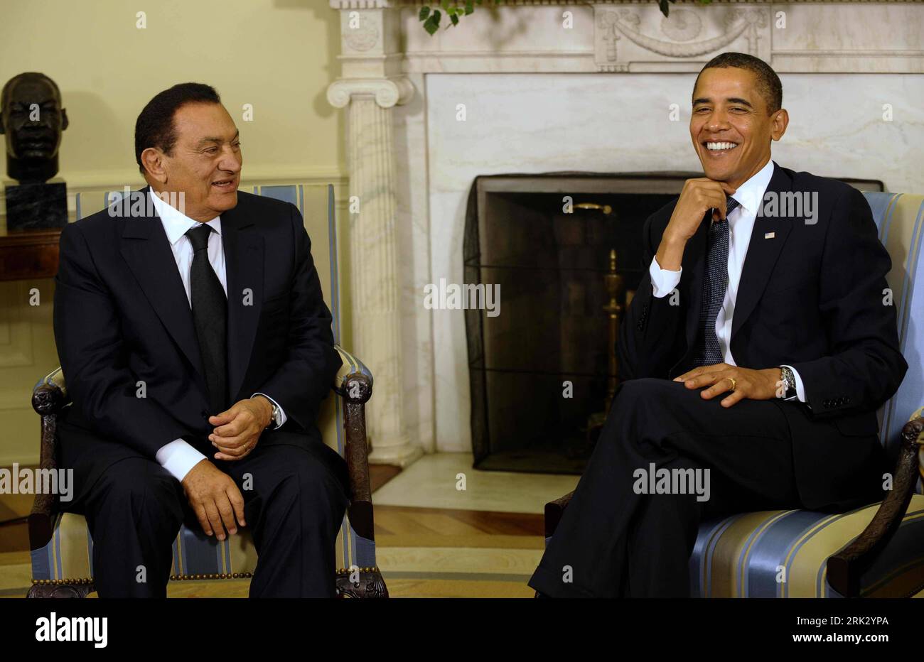 Bildnummer: 53270657  Datum: 18.08.2009  Copyright: imago/Xinhua (090819) -- WASHINGTON, Aug. 19, 2009 (Xinhua) -- U.S. President Barack Obama (R) meets with Egyptian President Hosni Mubarak  in Washington, U.S., Aug. 18, 2009. (Xinhua/Zhang Yan) (yc) (2)US-EGYPT-PRESIDENT-MEET  PUBLICATIONxNOTxINxCHN  People Politik Premiumd kbdig xub  2009 quer  o0 USA, Ägypten    Bildnummer 53270657 Date 18 08 2009 Copyright Imago XINHUA 090819 Washington Aug 19 2009 XINHUA U S President Barack Obama r Meets With Egyptian President Hosni Mubarak in Washington U S Aug 18 2009 XINHUA Zhang Yan  2 U.S. Egypt P Stock Photo