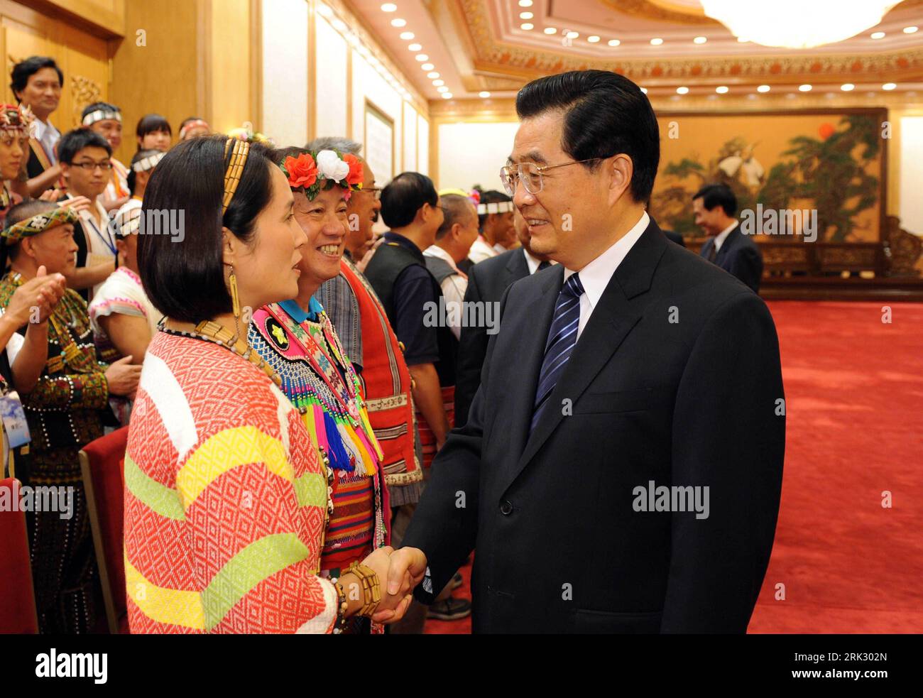 Bildnummer: 53271522  Datum: 19.08.2009  Copyright: imago/Xinhua (090819) -- BEIJING, Aug. 19, 2009 (Xinhua) -- General Secretary of the Communist Party of China (CPC) Central Committee Hu Jintao meets with a delegation of ethnic minorities from Taiwan, headed by actor-turned-politician Kao Chin Su-mei in Beijing, Aug. 19, 2009.     (Xinhua/Li Xueren)(zx) CHINA-BEIJING-HU JINTAO-TAIWAN ETHNIC MINORITIES-MEETING  PUBLICATIONxNOTxINxCHN  People Politik kbdig xsk  2009 quer     Bildnummer 53271522 Date 19 08 2009 Copyright Imago XINHUA 090819 Beijing Aug 19 2009 XINHUA General Secretary of The Co Stock Photo