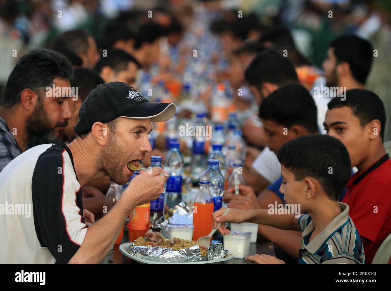 Bildnummer: 53281509  Datum: 22.08.2009  Copyright: imago/Xinhua (090823) -- GAZA CITY, Aug. 23, 2009 (Xinhua) -- Palestinian Muslims break fast on the first day of Ramadan in Gaza City, Palestine, Aug. 22, 2009. Local Muslims entered the Ramadan on Saturday.         (Xinhua/Wissam Nassar)  (gj) (5)PALESTINE-GAZA-RAMADAN  PUBLICATIONxNOTxINxCHN  Religion Islam Ramadan kbdig xmk  2009 quer  premiumd  o0 Asien, Land, Leute, Fastenbrechen    Bildnummer 53281509 Date 22 08 2009 Copyright Imago XINHUA  Gaza City Aug 23 2009 XINHUA PALESTINIAN Muslims Break Almost ON The First Day of Ramadan in Gaza Stock Photo