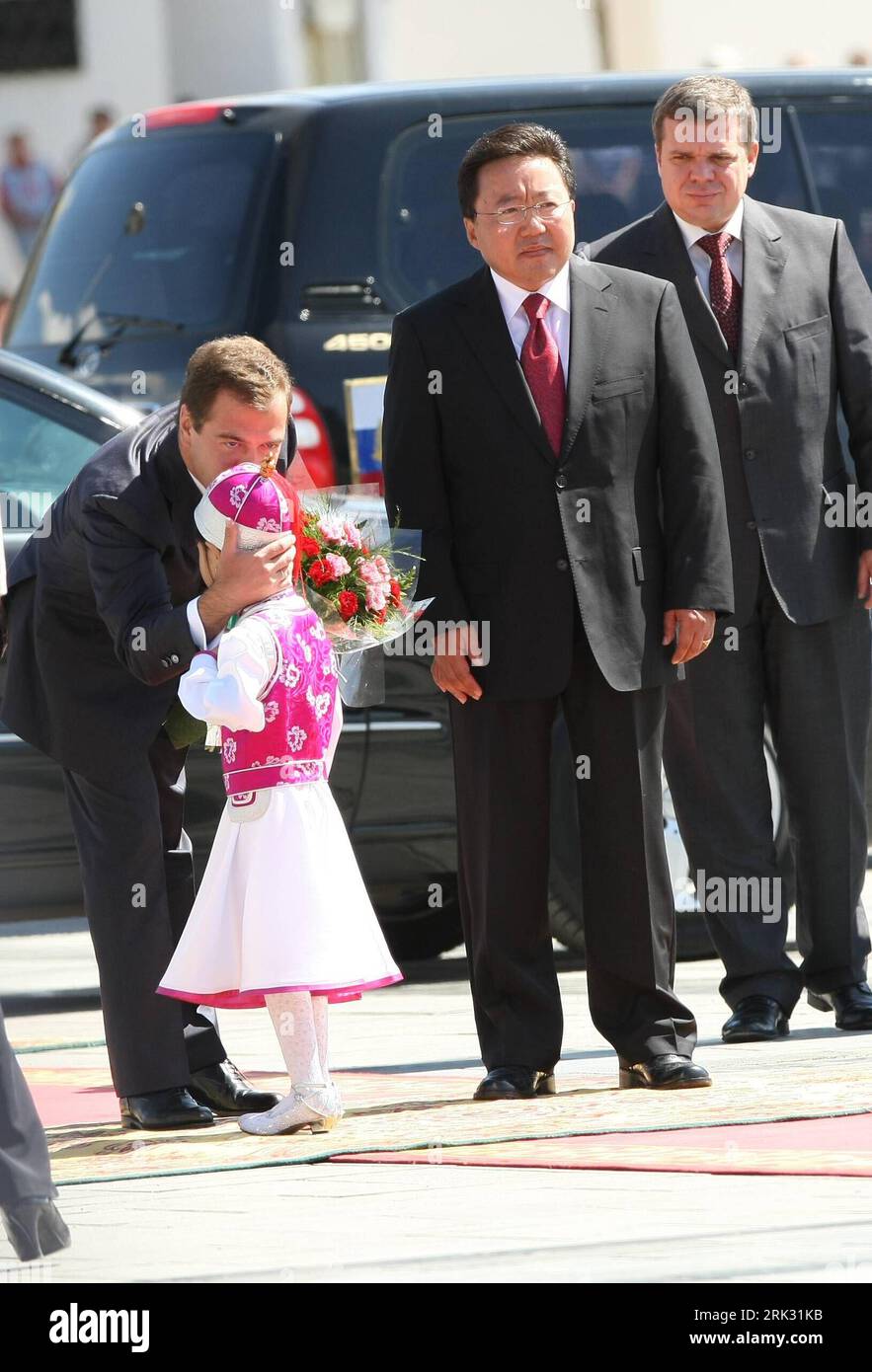 Bildnummer: 53286047  Datum: 25.08.2009  Copyright: imago/Xinhua (090825) -- ULAN BATOR, Aug. 25, 2009 (Xinhua) -- Visiting Russian President Dmitry Medvedev (1st L) kisses a Mongolian girl while Mongolian President Tsakhia Elbegdorj (R, Front) stands by during a welcoming ceremony in Ulan Bator, capital of Mongolia, on Aug. 25, 2009. Medvedev pays an official visit to Mongolia on Aug. 25 to 26. (Xinhua/Hao Lifeng) (lr) (6)MONGOLIA-ULAN BATOR-RUSSIA-MEDVEDEV-VISIT PUBLICATIONxNOTxINxCHN People kbdig xmk 2009 hoch  o0 Politik    Bildnummer 53286047 Date 25 08 2009 Copyright Imago XINHUA  Ulan B Stock Photo
