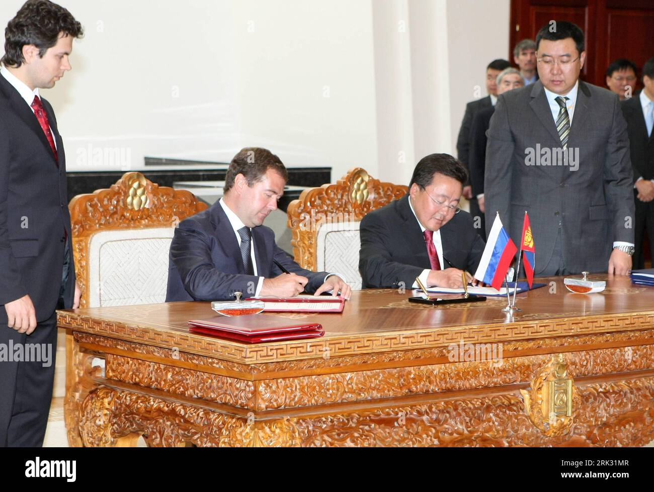 Bildnummer: 53286044  Datum: 25.08.2009  Copyright: imago/Xinhua (090825) -- ULAN BATOR, Aug. 25, 2009 (Xinhua) -- Mongolian President Tsakhia Elbegdorj (2nd R, front) and visiting Russian President Dmitry Medvedev (2nd L) sign an agreement in Ulan Bator, capital of Mongolia, on Aug. 25, 2009. Medvedev pays an official visit to Mongolia on Aug. 25 to 26. (Xinhua/Hao Lifeng) (lr) (4)MONGOLIA-ULAN BATOR-RUSSIA-MEDVEDEV-VISIT PUBLICATIONxNOTxINxCHN People kbdig xmk 2009 quer  o0 Politik    Bildnummer 53286044 Date 25 08 2009 Copyright Imago XINHUA  Ulan Bator Aug 25 2009 XINHUA Mongolian Presiden Stock Photo