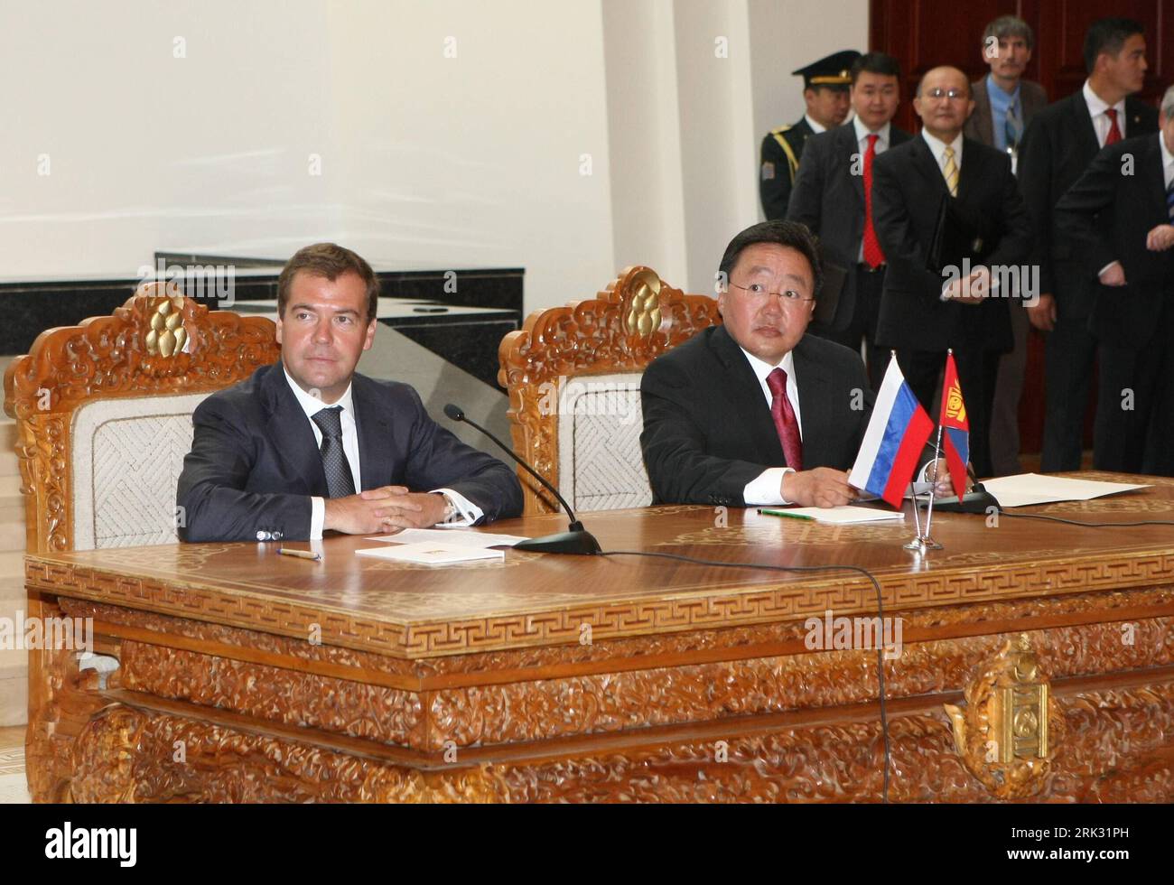 Bildnummer: 53286063  Datum: 25.08.2009  Copyright: imago/Xinhua (090825) -- ULAN BATOR, Aug. 25, 2009 (Xinhua) -- Mongolian President Tsakhia Elbegdorj (R, Front) and visiting Russian President Dmitry Medvedev (1st L) attend a press conference in Ulan Bator, capital of Mongolia, on Aug. 25, 2009. Medvedev pays an official visit to Mongolia on Aug. 25 to 26. (Xinhua/Hao Lifeng) (lr) (5)MONGOLIA-ULAN BATOR-RUSSIA-MEDVEDEV-VISIT PUBLICATIONxNOTxINxCHN People kbdig xmk 2009 quer premiumd o0 Politik    Bildnummer 53286063 Date 25 08 2009 Copyright Imago XINHUA  Ulan Bator Aug 25 2009 XINHUA Mongol Stock Photo
