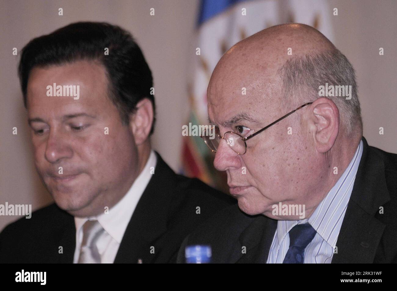 Bildnummer: 53289725  Datum: 25.08.2009  Copyright: imago/Xinhua (090826) -- TEGUCIGALPA, Aug. 26, 2009 (Xinhua) -- Jose Miguel Insulza (R), secretary general of the Organization of American States (OAS), and Panama s First Vice-President and Minister of Foreign Affairs Juan Carlos Varela attend a meeting in Tegucigalpa, , Aug. 25, 2009. A mission of the OAS in  seeking a solution to the country s political deadlock ended Tuesday without breakthrough. (Xinhua/Rafael Ochoa) (hdt) (2)HONDURAS-TEGUCIGALPA-OAS-END PUBLICATIONxNOTxINxCHN People Politik kbdig xcb 2009 quer premiumd o0 Chile    Bildn Stock Photo
