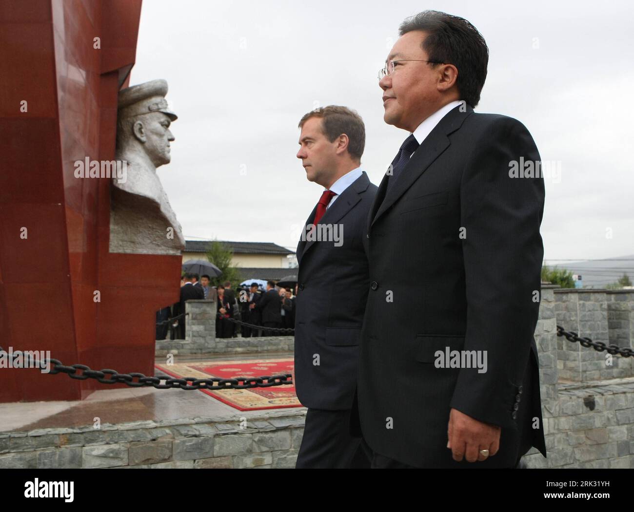 Bildnummer: 53289721  Datum: 26.08.2009  Copyright: imago/Xinhua (090826) -- ULAN BATOR, Aug. 26, 2009 (Xinhua) -- Russian President Dmitry Medvedev (L) and Mongolian President Tsakhiagiin Elbegdorj take part in a wreath laying ceremony at the monument of Marshal Georgy Zhukov in Ulan Bator, capital of Mongolia, Aug. 26, 2009. The ceremony was held to mark the 70th anniversary of the Nomonhan war.  (Xinhua/Hao Lifeng) (msq) (2)MONGOLIA-RUSSIA-ZHUKOV PUBLICATIONxNOTxINxCHN People Politik kbdig xcb 2009 quer o0 Russland    Bildnummer 53289721 Date 26 08 2009 Copyright Imago XINHUA 090826 Ulan Ba Stock Photo