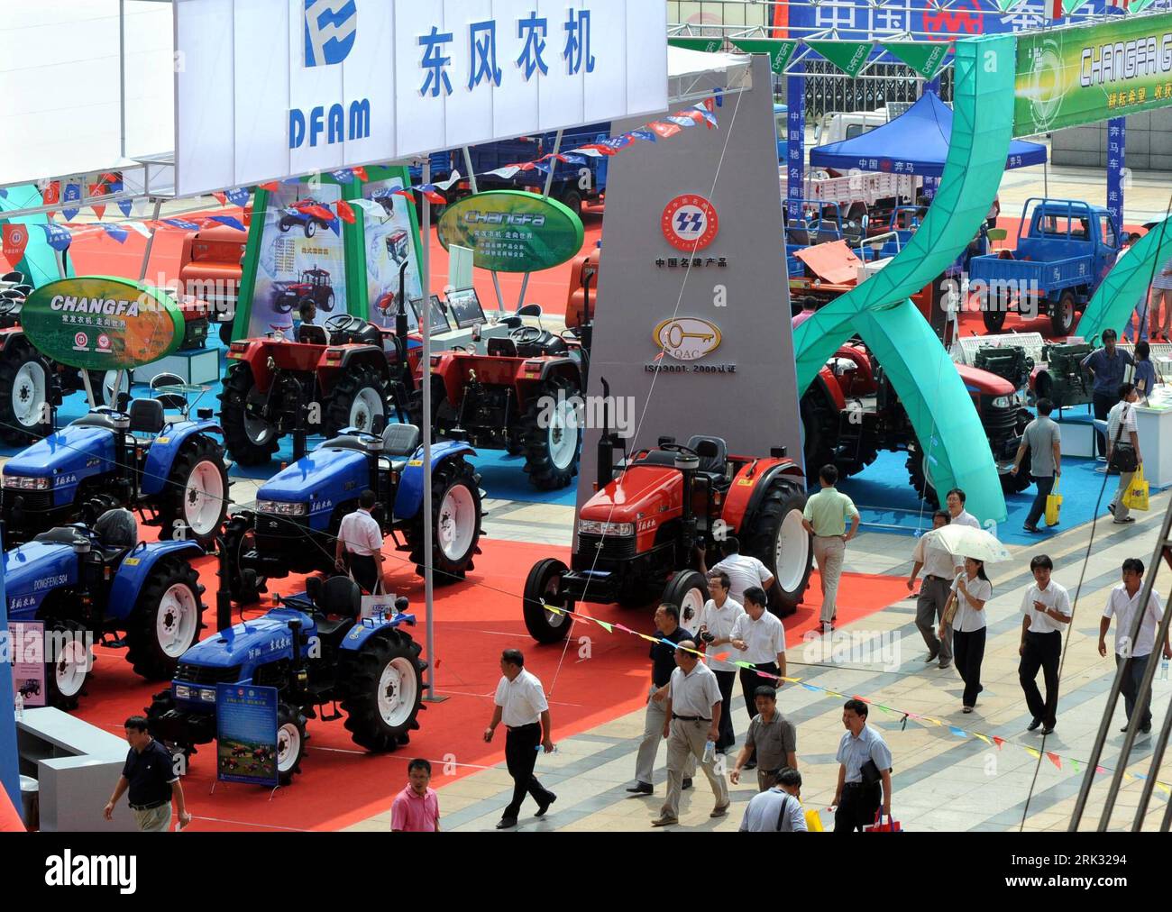 Bildnummer: 53296797  Datum: 27.08.2009  Copyright: imago/Xinhua (090827) -- NANJING, Aug. 27, 2009 (Xinhua) -- visit China Agricultural Equipment Expo 2009 in Nanjing, capital of east China s Jiangsu Province, Aug. 27, 2009. The 3-day exposition opened on Thursday with participation of more than 300 companies and institutes all over China. (Xinhua/Sun Can) (1)CHINA-NANJING-AGRICULTURAL EQUIPMENT EXPO(CN) PUBLICATIONxNOTxINxCHN Wirtschaft Messe kbdig xcb 2009 quer  o0 Landwirtschaft, Landwirtschaftsmesse, Traktoren    Bildnummer 53296797 Date 27 08 2009 Copyright Imago XINHUA  Nanjing Aug 27 2 Stock Photo