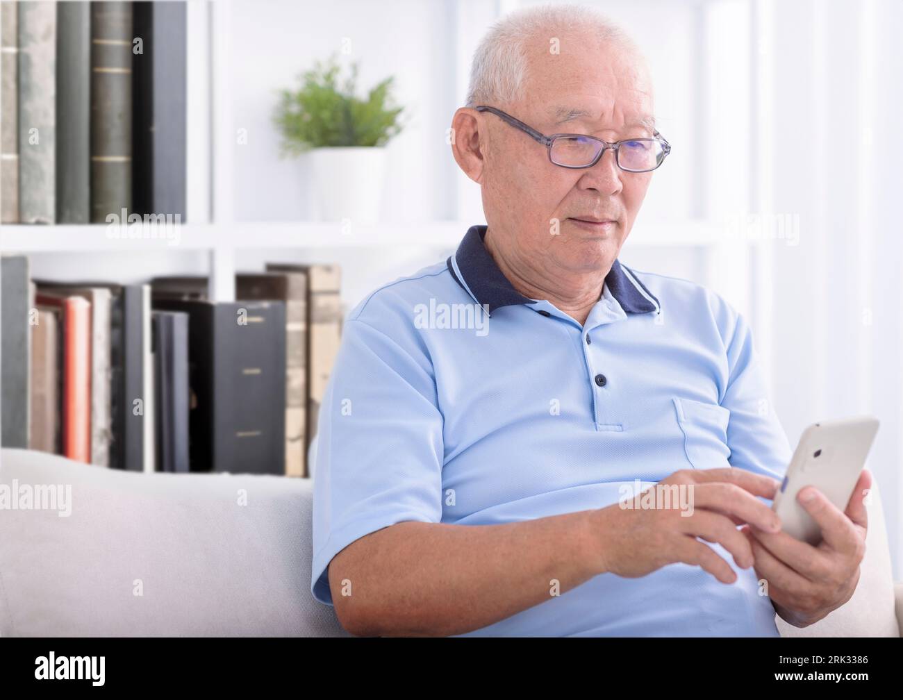Elderly chinese man sitting on hi-res stock photography and images - Alamy