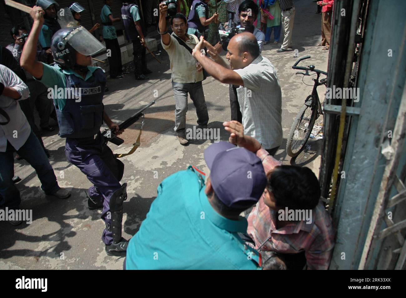 Bildnummer: 53313923  Datum: 02.09.2009  Copyright: imago/Xinhua (090902) -- DHAKA, Sept. 2, 2009 (Xinhua) -- A policeman charges baton on an activist of the National Committee to Protect Oil, Gas, Mineral Resources, Power and Ports in Dhaka, capital of Bangladesh, on Sept. 2, 2009. At least 15 were injured on Wednesday as policemen clashed with activists while they protested against the government s decision to select U.S. company ConocoPhilips and Ireland s Tullow for gas and oil extraction in nine offshore blocks in the Bay of Bengal of the country. (Xinhua/Qamruzzaman) (4)BANGLADESH-DHAKA- Stock Photo