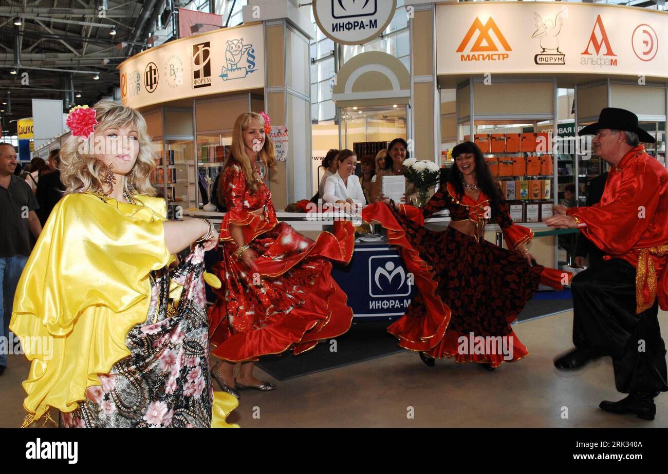 Bildnummer: 53314556  Datum: 02.09.2009  Copyright: imago/Xinhua (090902) -- MOSCOW, Sept. 2, 2009 (Xinhua) -- Russian performers dance during the 22nd Moscow International Book Fair in Moscow, capital of Russia, Sept. 2, 2009. The six-day book fair kicked off on Wednesday, attracting exhibitors from 55 countries and regions with about 180,000 publications. Thirty-seven Chinese publishers and printers attended the book fair. (Xinhua/Liu Kai) (lyi) (4)RUSSIA-MOSCOW-BOOK FAIR PUBLICATIONxNOTxINxCHN Moskau Buchmesse Premiumd kbdig xub 2009 quer  o00 Kunst Tanz Folklore Tradition    Bildnummer 533 Stock Photo